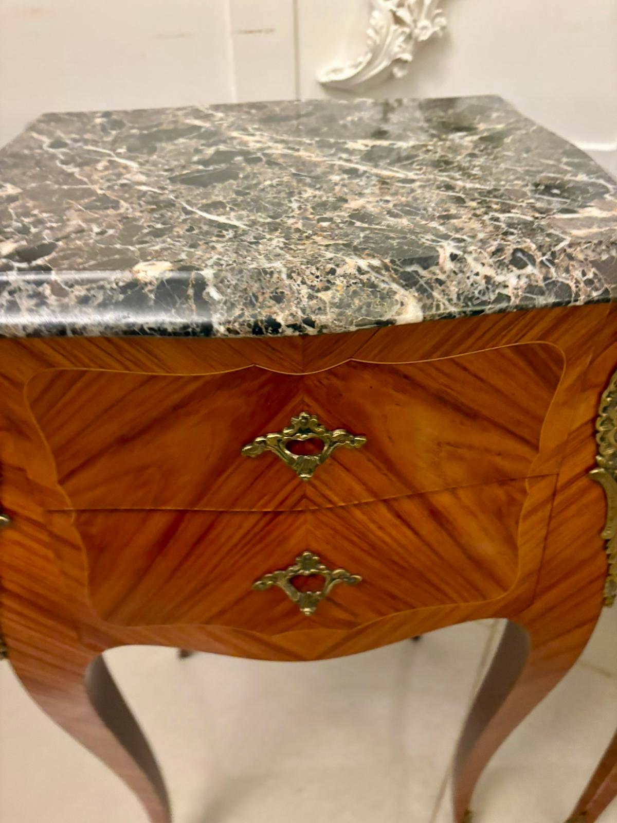 Marmo Coppia di comodini di qualità in stile Luigi XV francese con piano in marmo in vendita