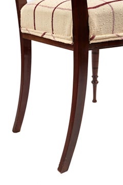 Pareja antigua de sillas auxiliares de caoba de calidad