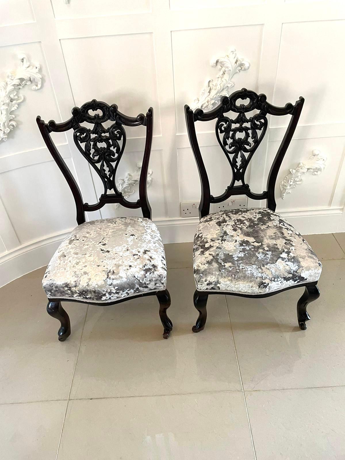 Victorien Ancienne paire de chaises d'appoint victoriennes de qualité en bois d'ébène en vente