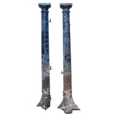 Ancienne paire de poteaux de portail en fer de récupération