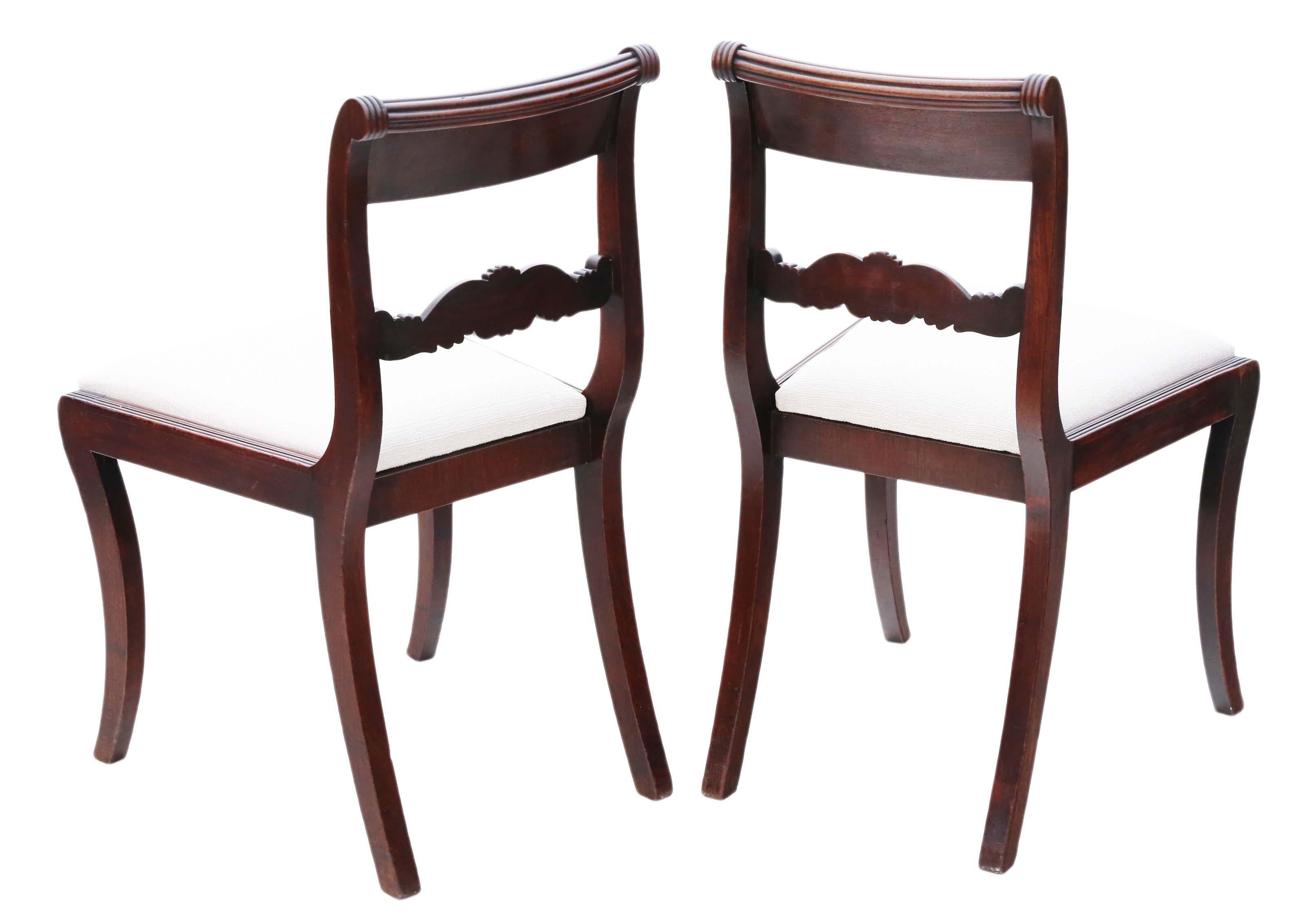 Antique quality pair of Regency 19th century mahogany dining side hall or bedroom chairs.

Date from circa 1825.

Solid, with no loose joints and no woodworm.

New upholstery in a heavy weight upholstery fabric, with an off-white