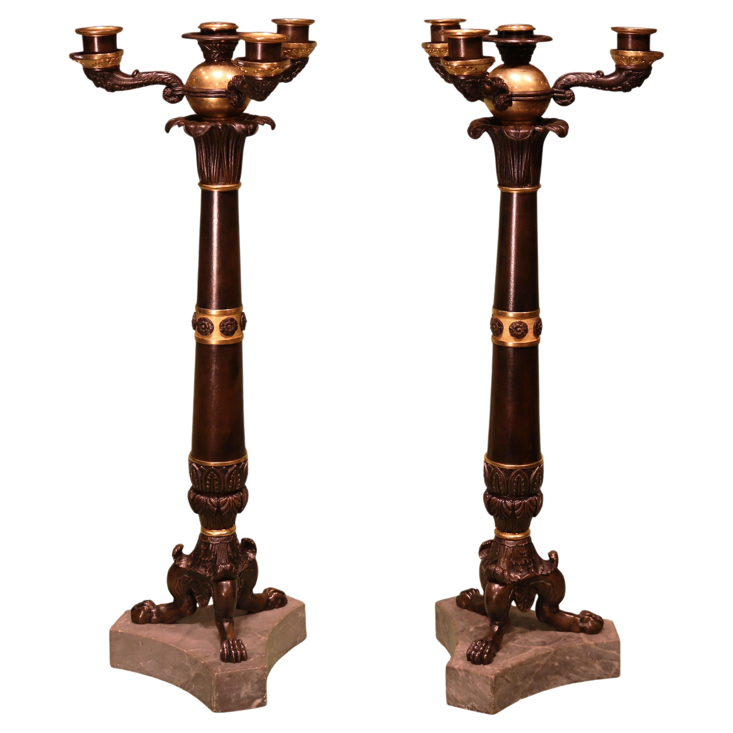 Paire de candélabres anciens à 4 lumières en bronze et bronze doré de la période Régence