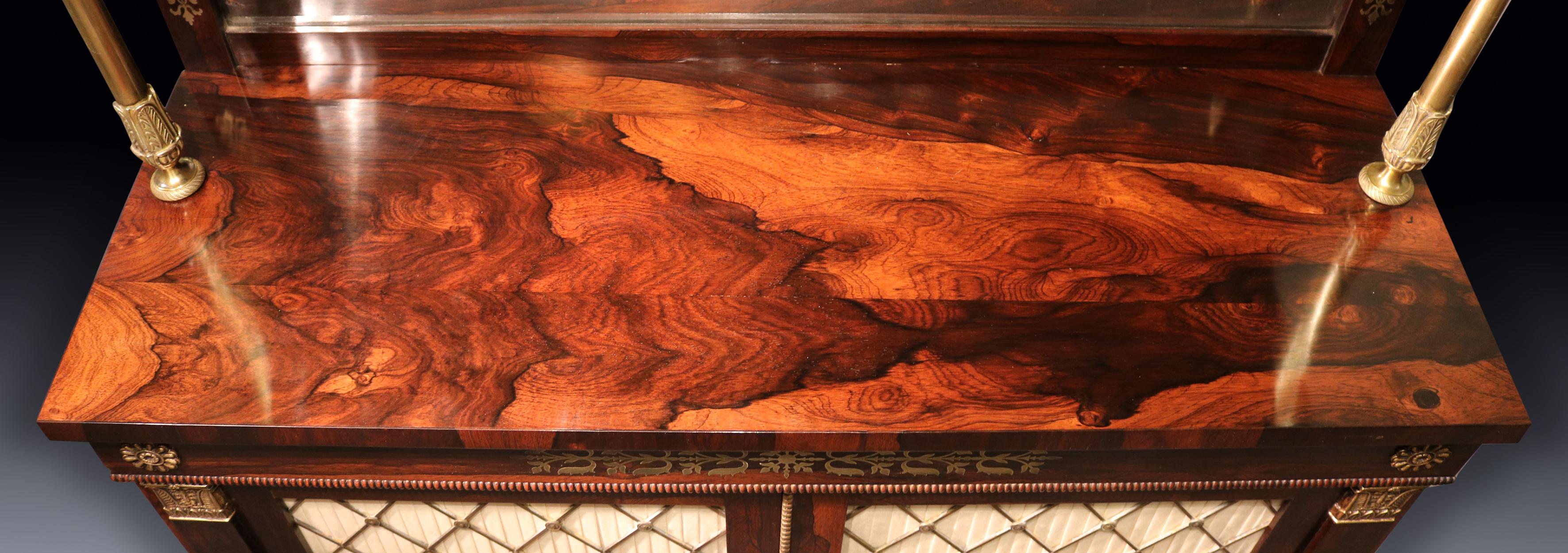 Antikes Paar Palisanderschränke aus der Regency-Zeit im Zustand „Gut“ im Angebot in London, GB