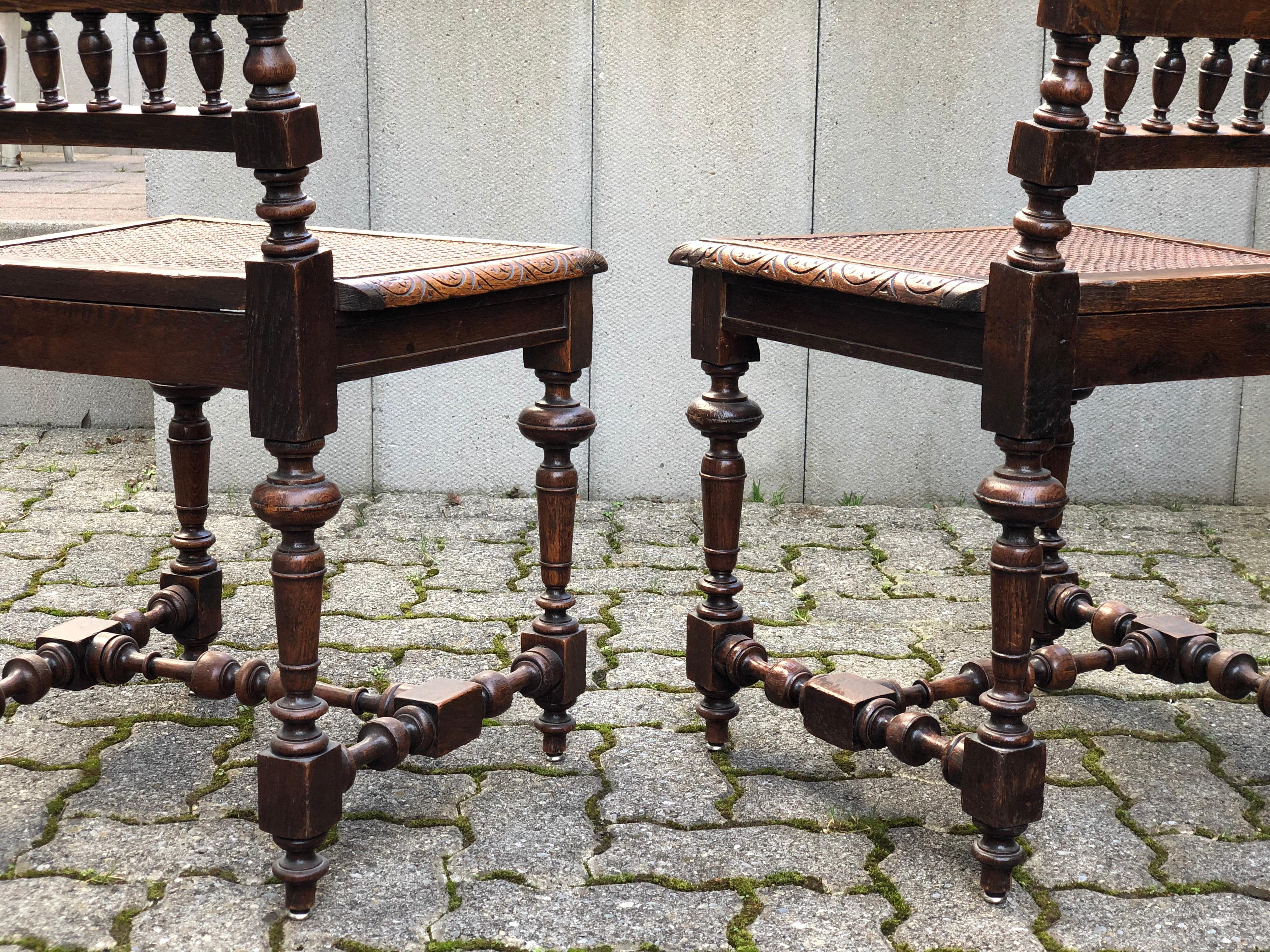VENTE Paire de chaises cannées sculptées de style Renaissance Livraison gratuite Bon état à Sofia, BG