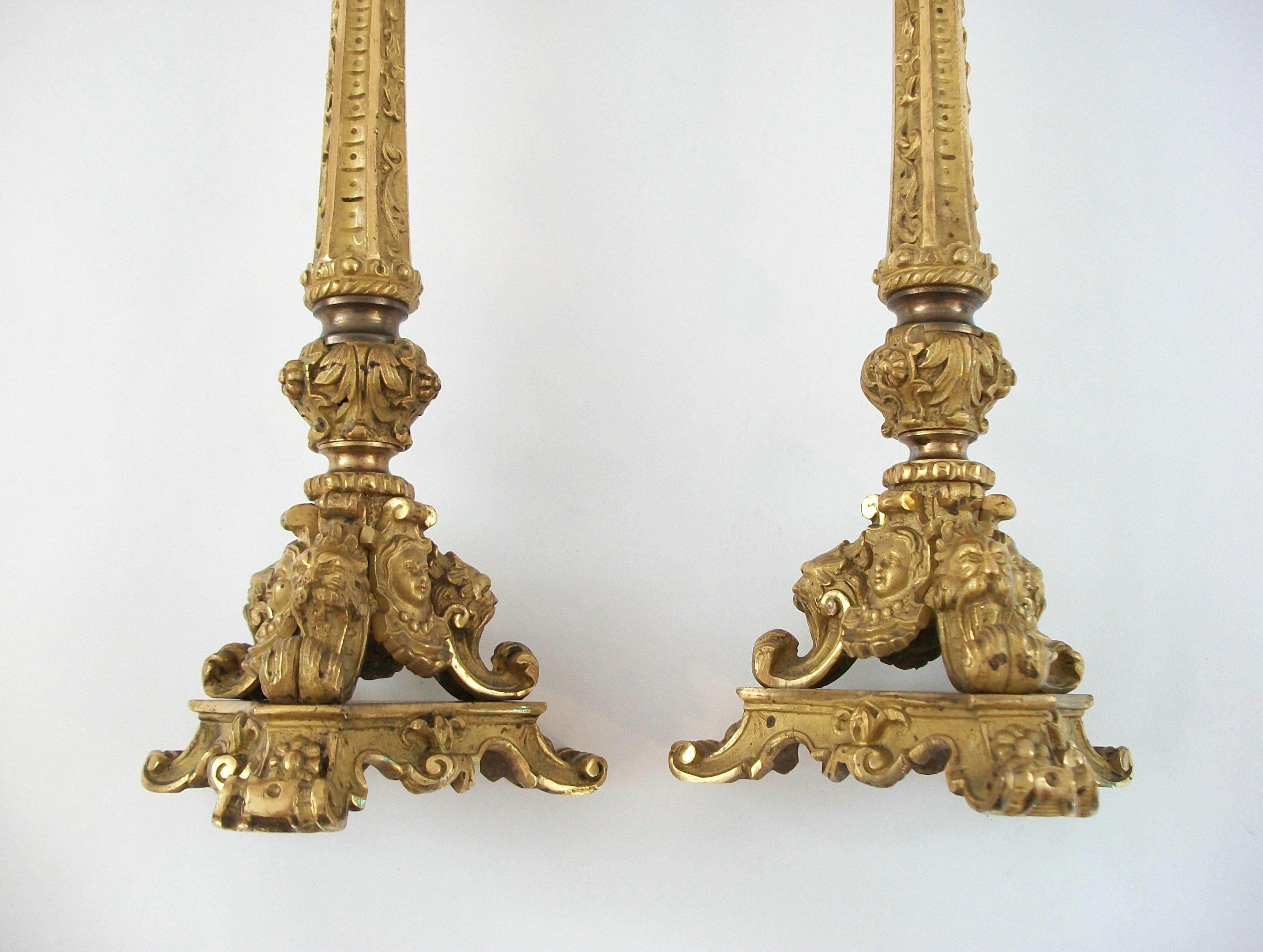 Coppia di candelabri in bronzo dorato del periodo della Restaurazione - Francia - Circa 1830 in vendita 2