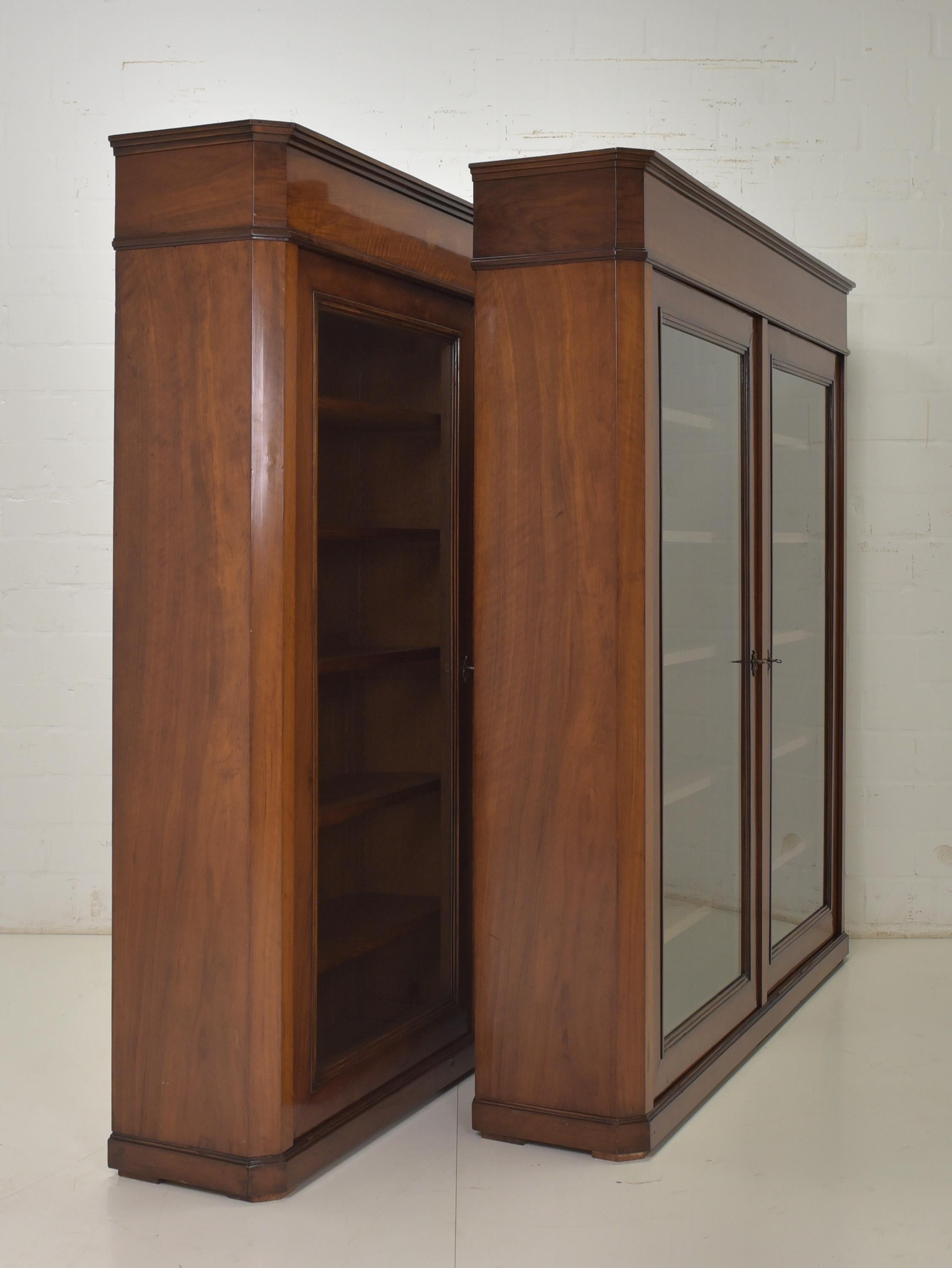 Antico! Coppia di librerie in mogano restaurate, risalenti al 1880 circa, due con ante in vetro in vendita 3