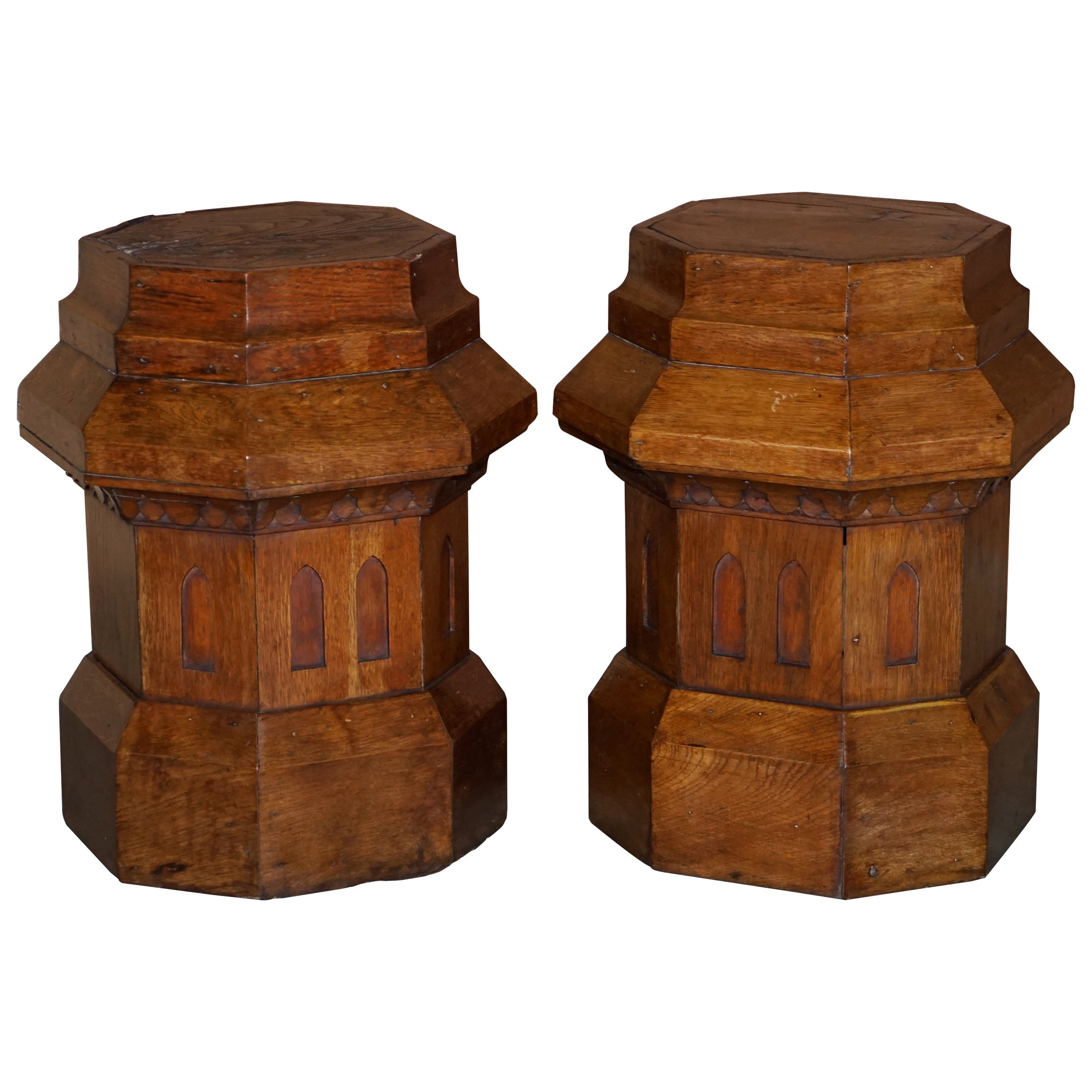 Paire de présentoirs à plantes et présentoirs anciens de style gothique Pugin restaurés, datant d'environ 1840