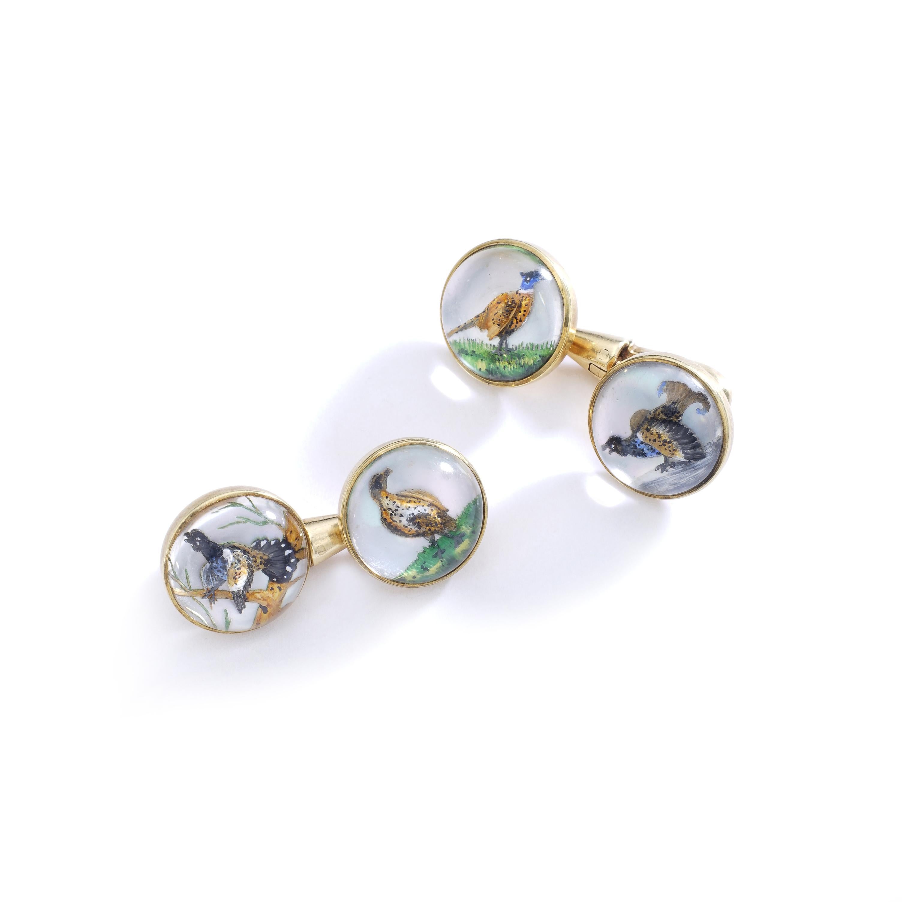 Former property of an English Gentleman. 
This Pair of rock crystal and 14k gold 585 reverse-painted intaglio hunting motifs cufflinks is not only a piece of jewel but an 