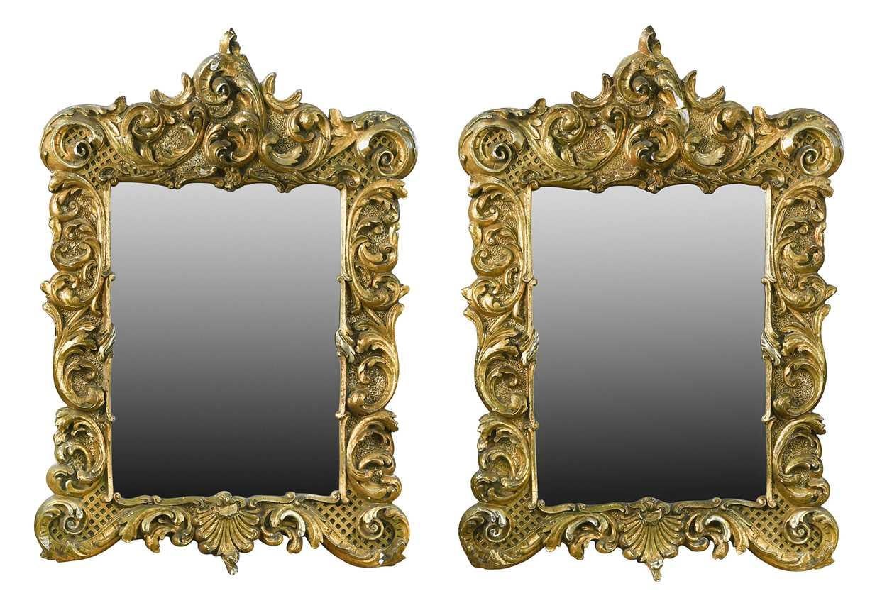 Antiguo par de espejos de pared italianos de estilo rococó con marco dorado de la década de 1800 Italiano en venta