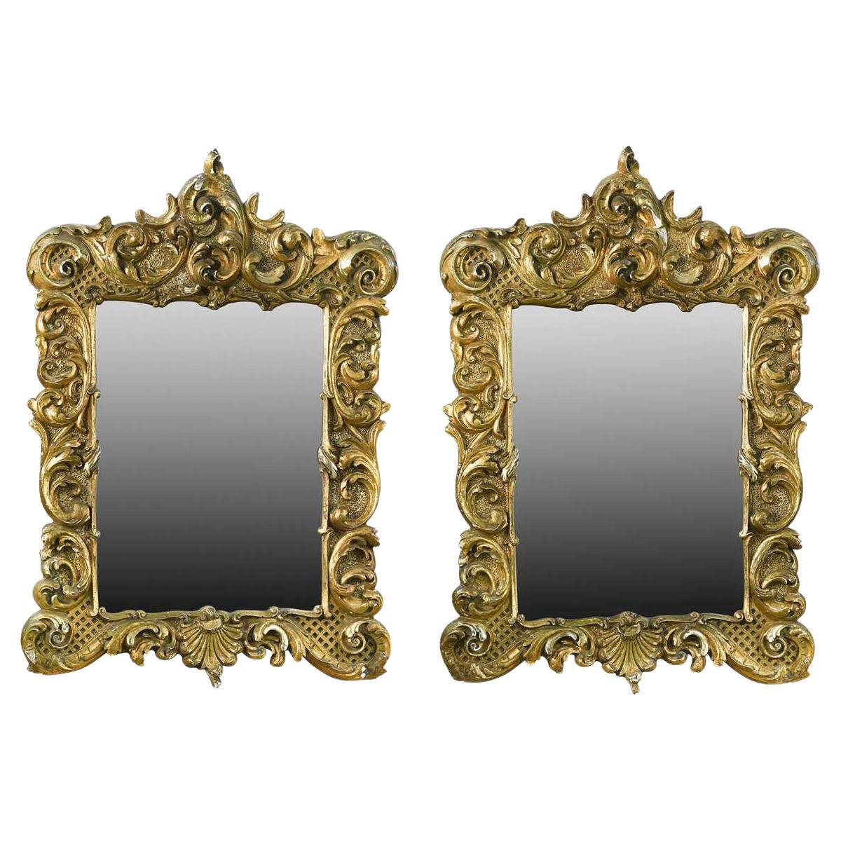 Antiguo par de espejos de pared italianos de estilo rococó con marco dorado de la década de 1800 en venta
