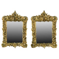 Antiguo par de espejos de pared italianos de estilo rococó con marco dorado de la década de 1800