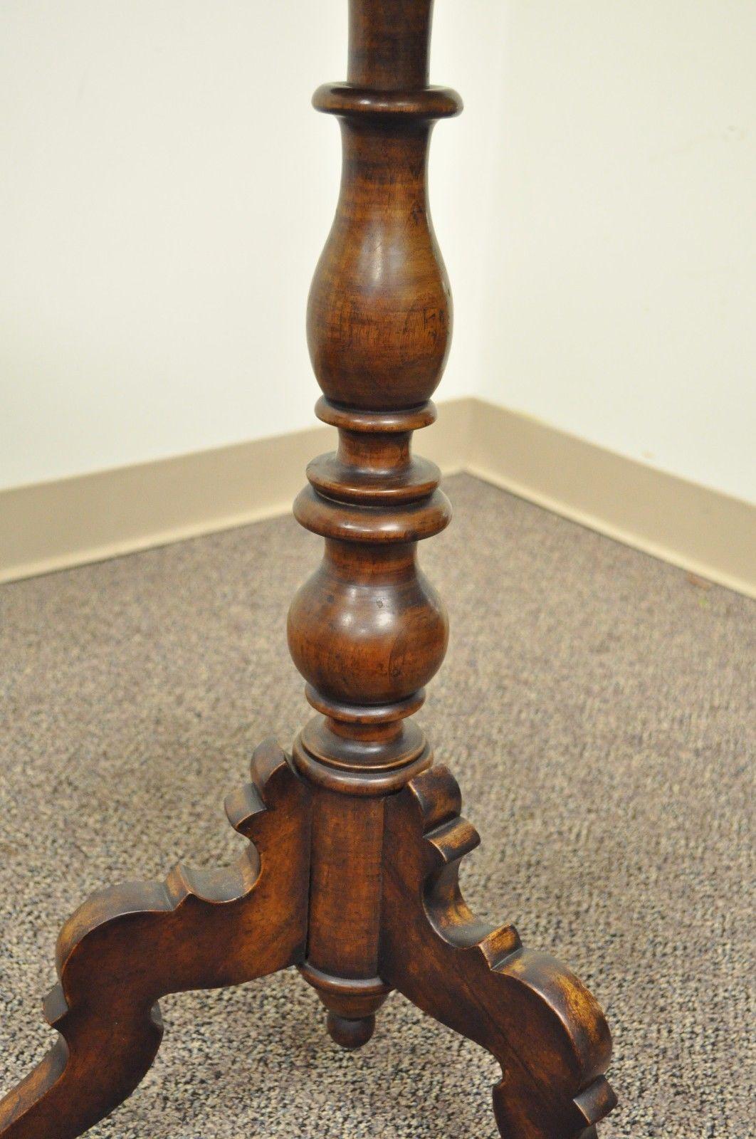 Antique Pair of Round Carved Walnut Colonial Pedestal Side End Tables In Good Condition In Philadelphia, PA
