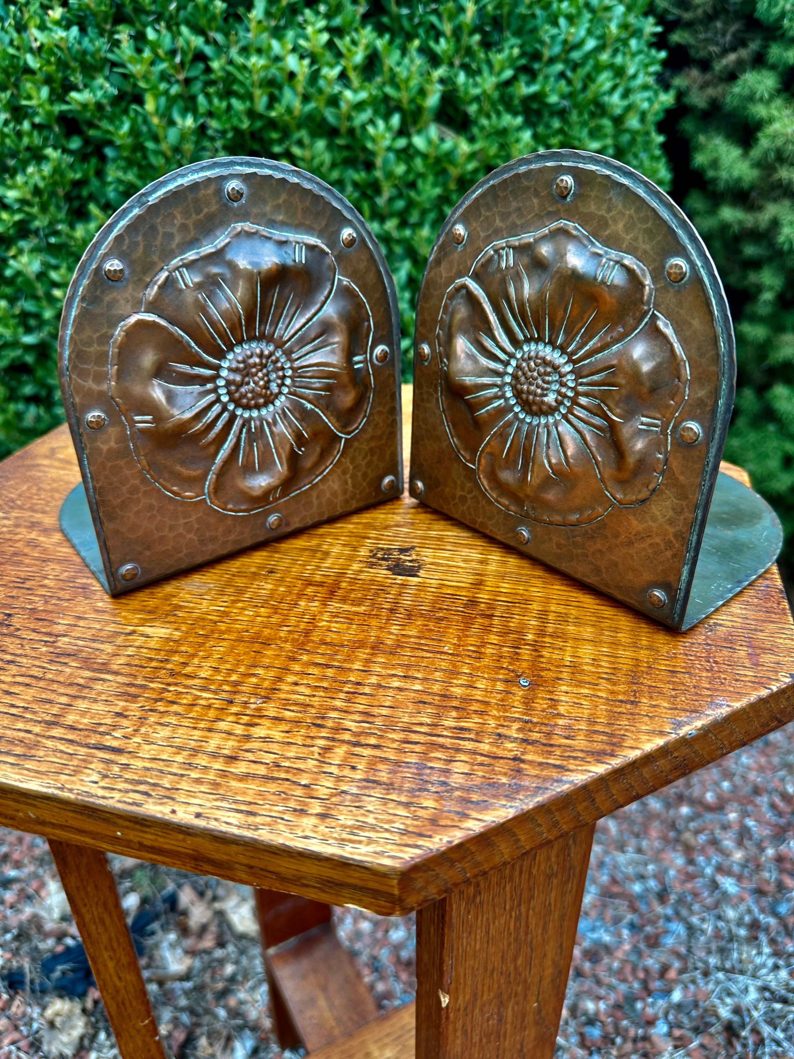 Antique Pair of ROYCROFT Hammered Copper Bookends -  stickley era  W8077    SALE In Good Condition For Sale In Shamokin Dam, PA