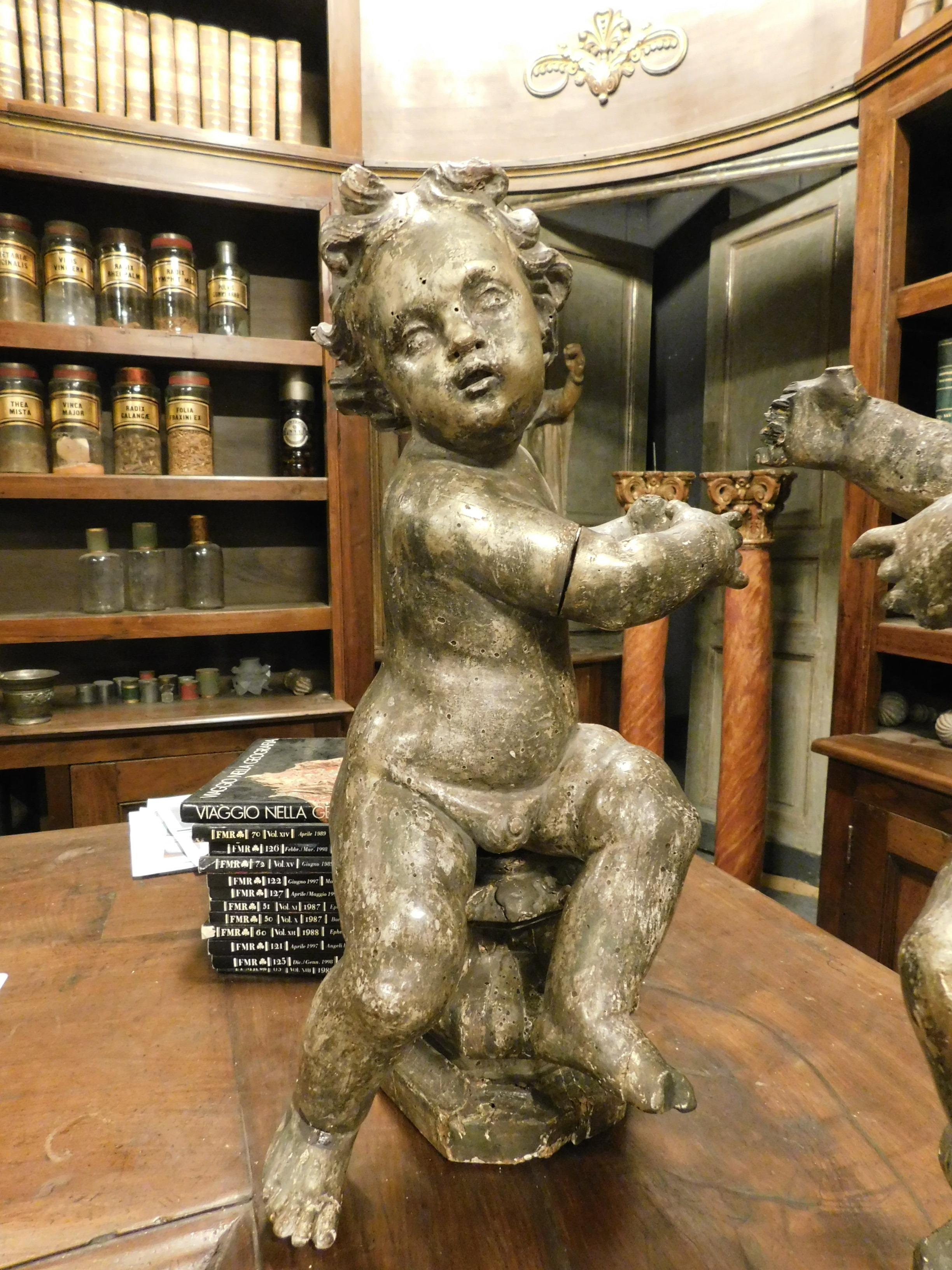 Antique Pair of Sculptures, Cherubs Silvered and Gilded Wood, 18th Century Italy In Good Condition In Cuneo, Italy (CN)