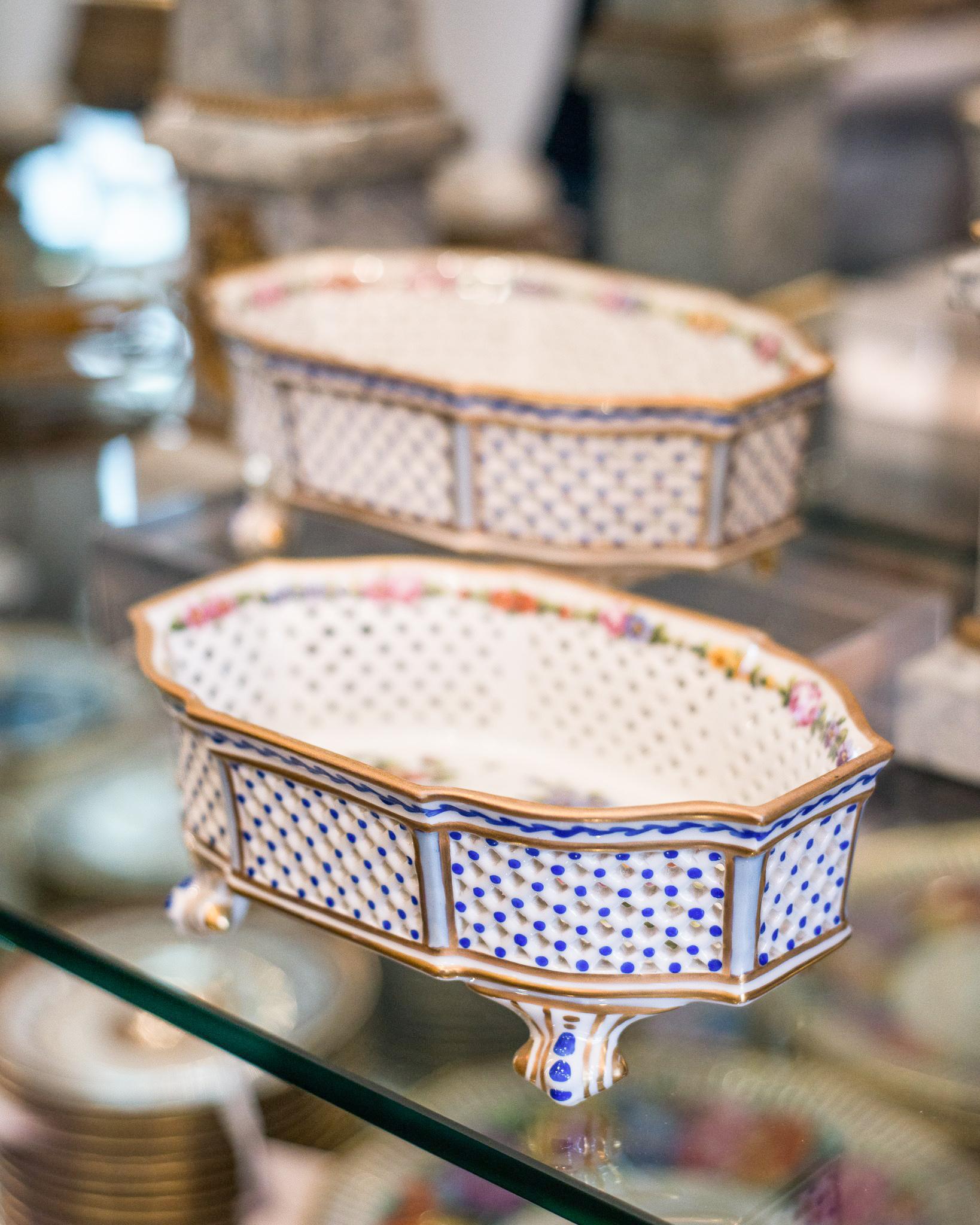 Français Paire de paniers anciens Svres en porcelaine peints à la main avec galerie ouverte