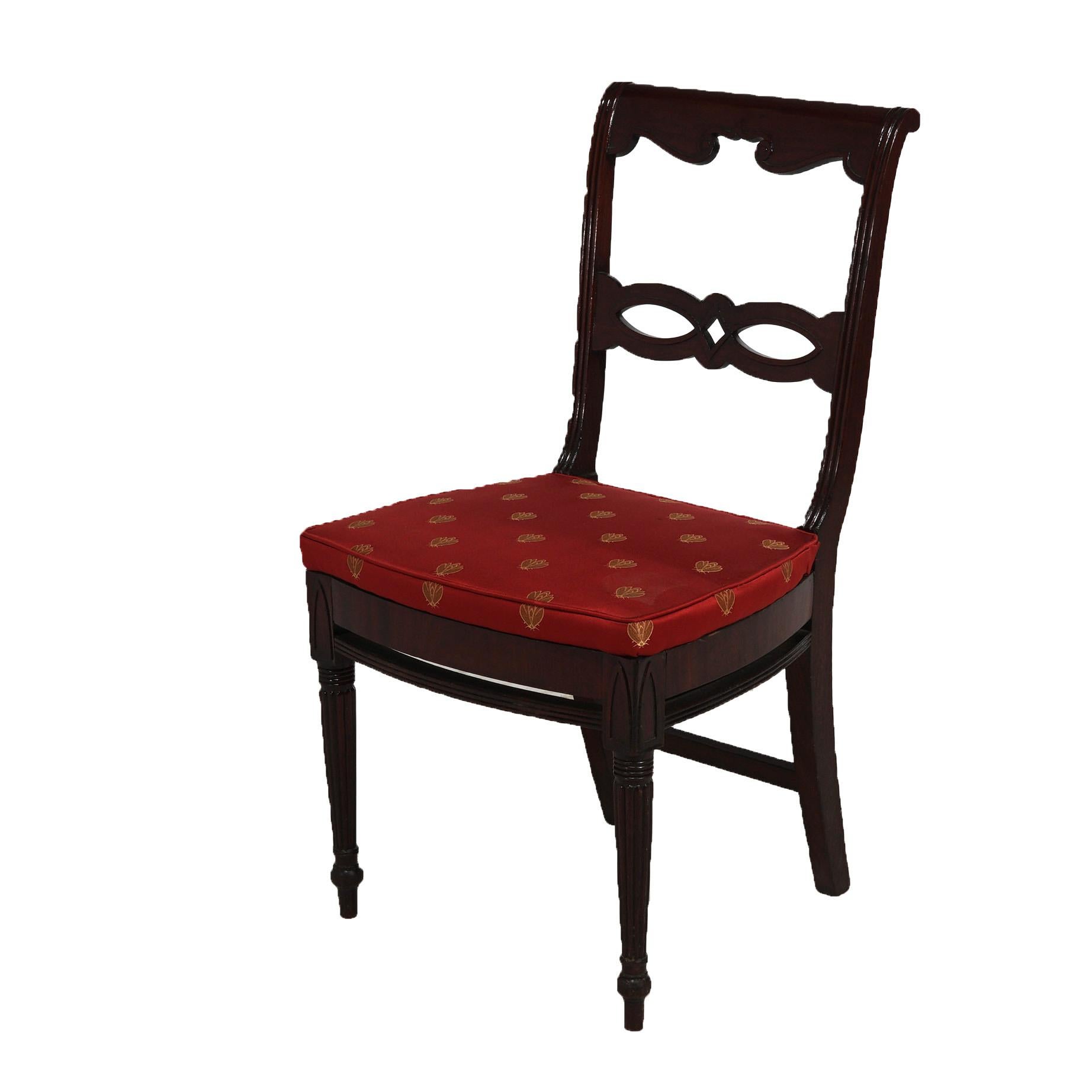 Ein antikes Paar Sheraton Beistellstühle bietet Mahagoni-Konstruktion mit Schnecke und stilisierten Lattenrücken über Sitz mit gepolsterten Kissen und auf gedrehten und geriffelten Beinen erhöht, c1830

Maße: 35''H x 19''B x 20,5''T; 18''SH