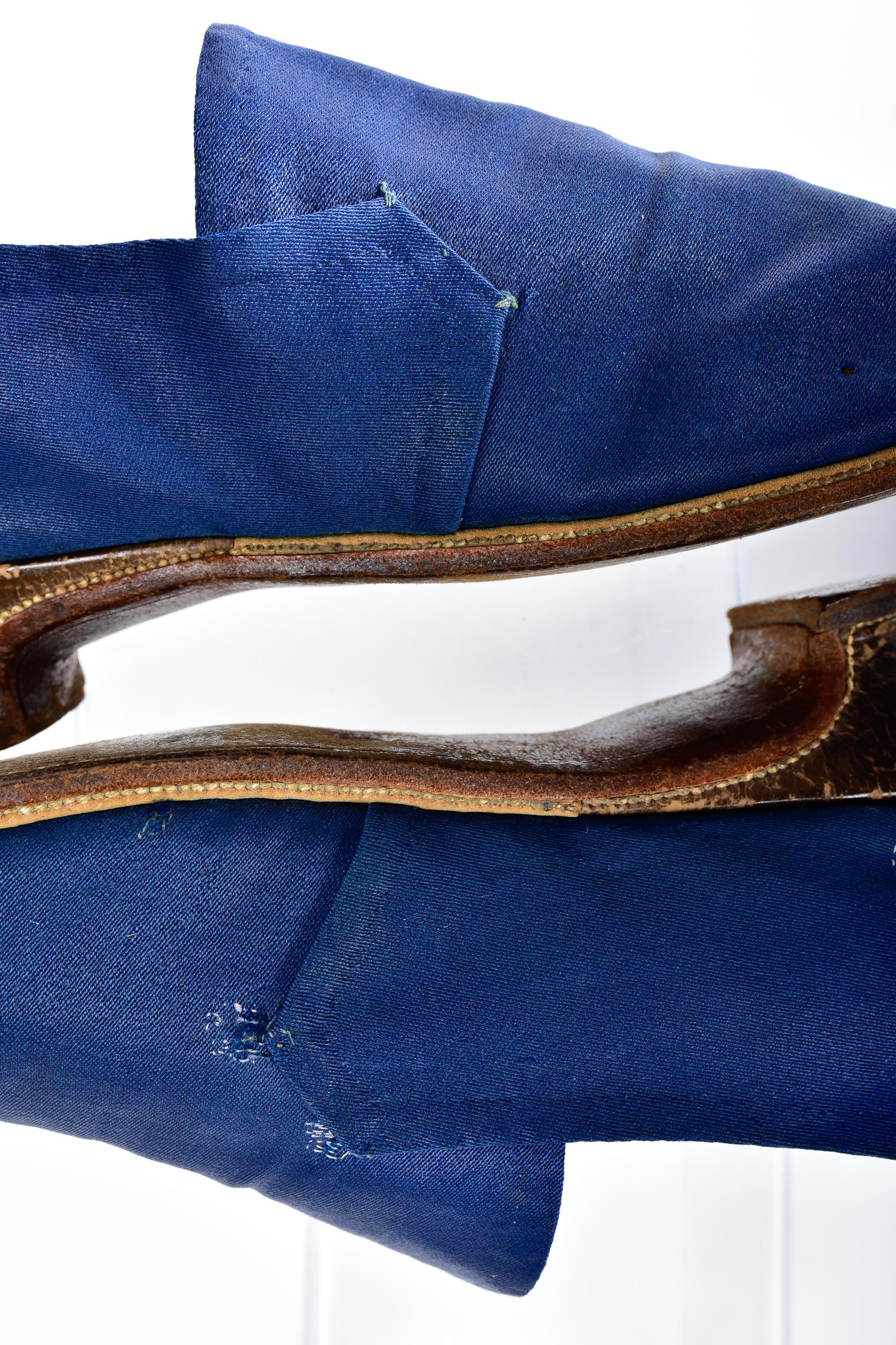 Antique Pair of shoes in glazed wool twill Bleu de France - Louis XVI Circa 1780 For Sale 5