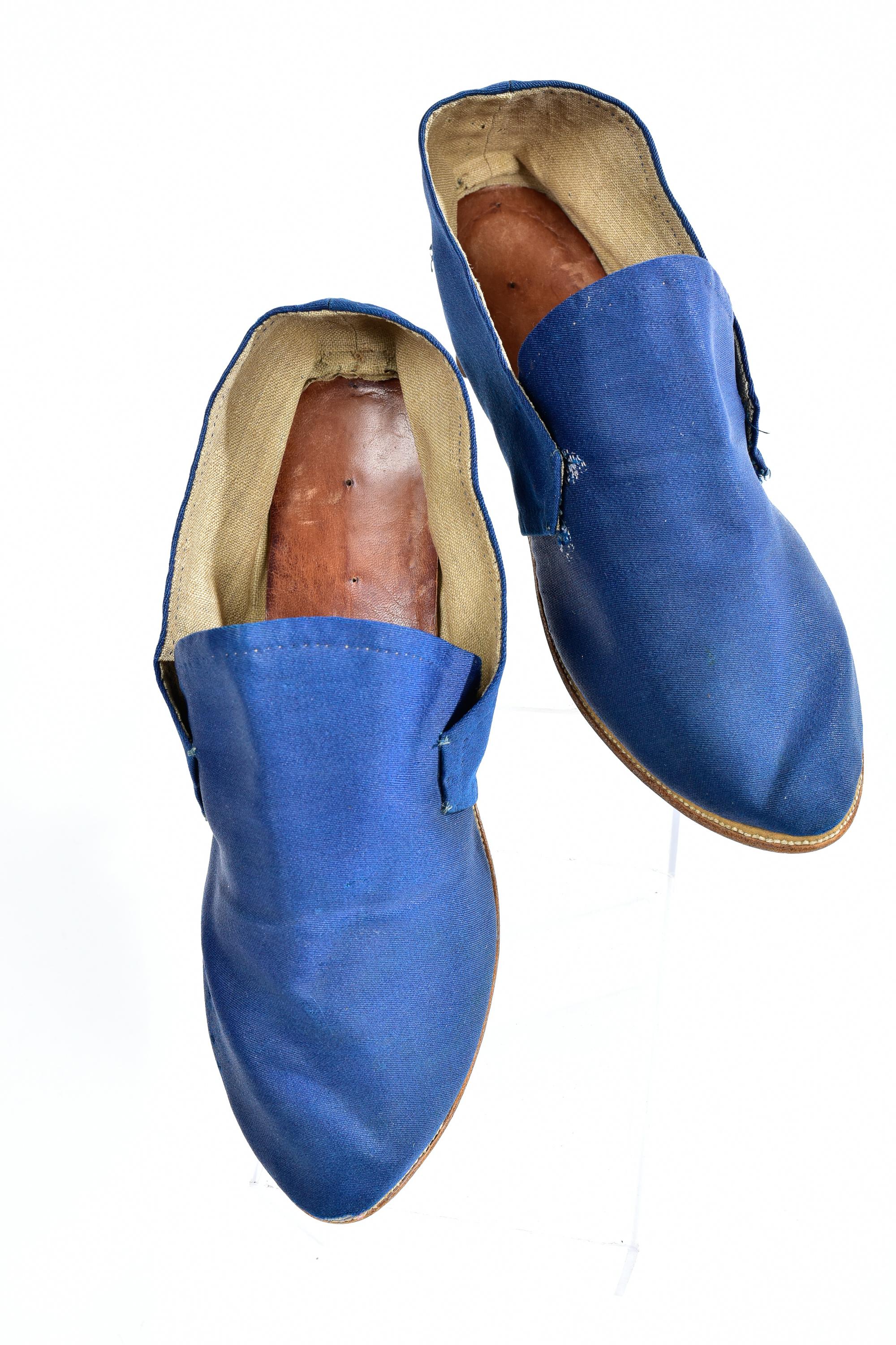 Antique Pair of shoes in glazed wool twill Bleu de France - Louis XVI Circa 1780 For Sale 6