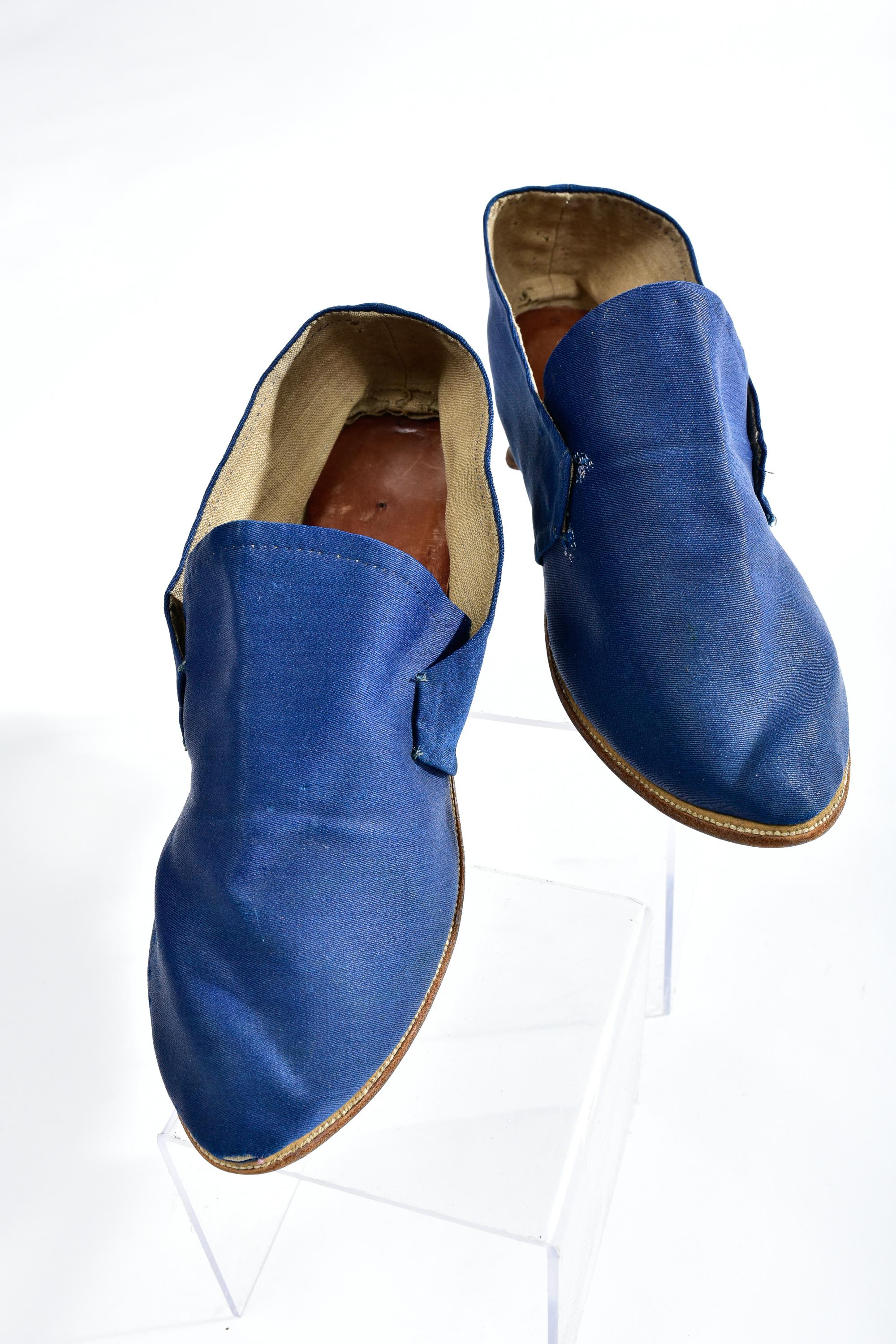 Antique Pair of shoes in glazed wool twill Bleu de France - Louis XVI Circa 1780 For Sale 7