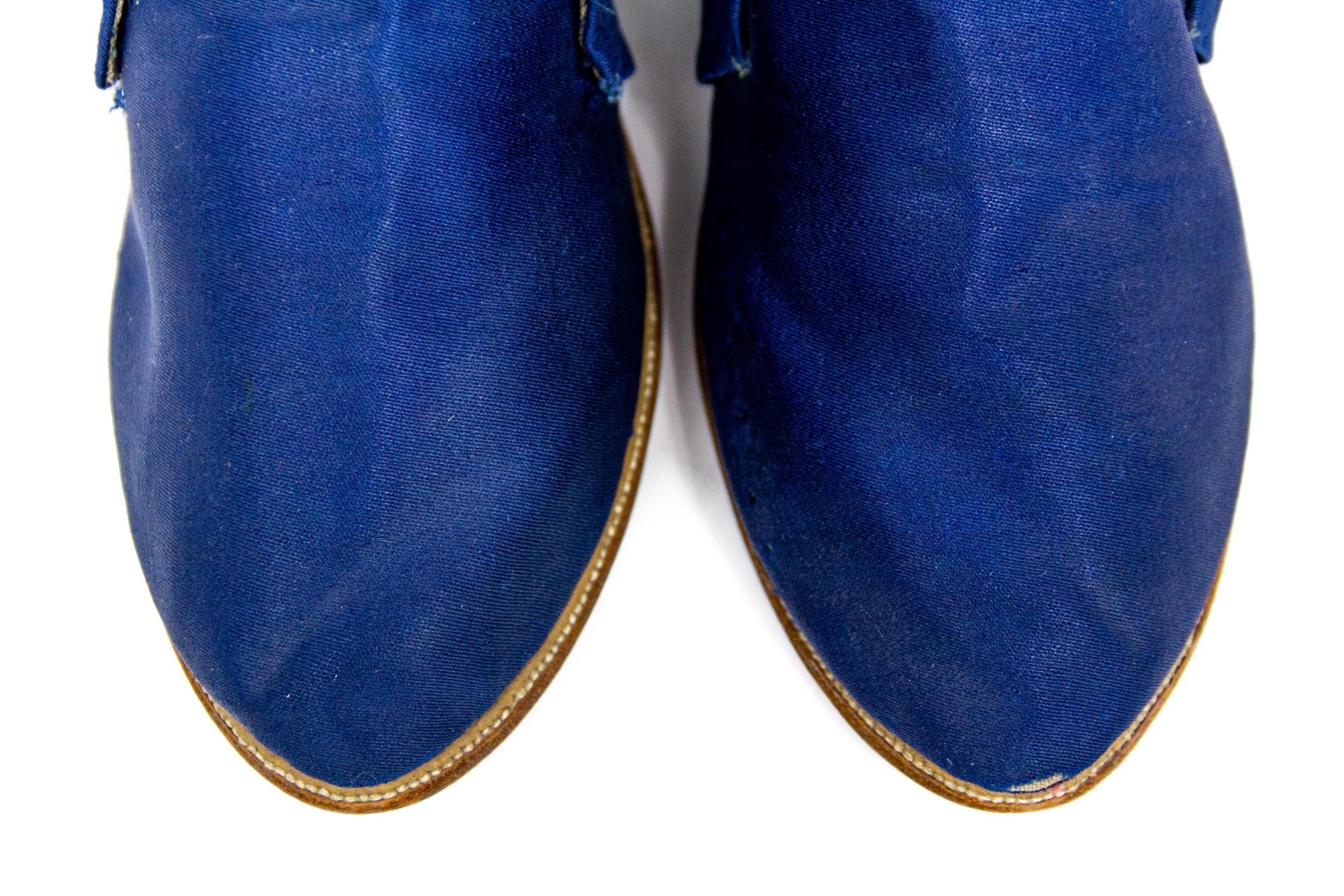 Antique Pair of shoes in glazed wool twill Bleu de France - Louis XVI Circa 1780 For Sale 9