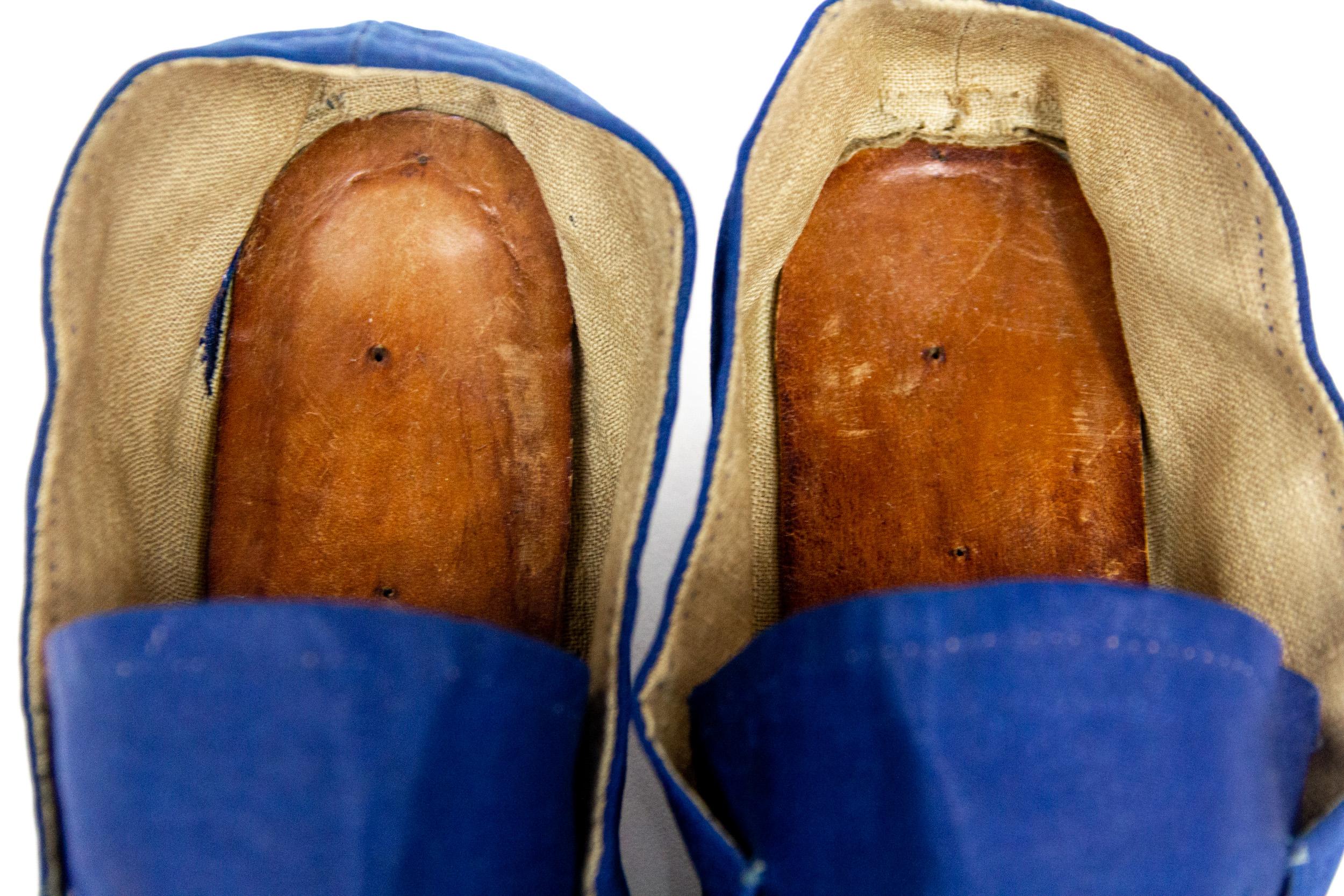 Antique Pair of shoes in glazed wool twill Bleu de France - Louis XVI Circa 1780 For Sale 7