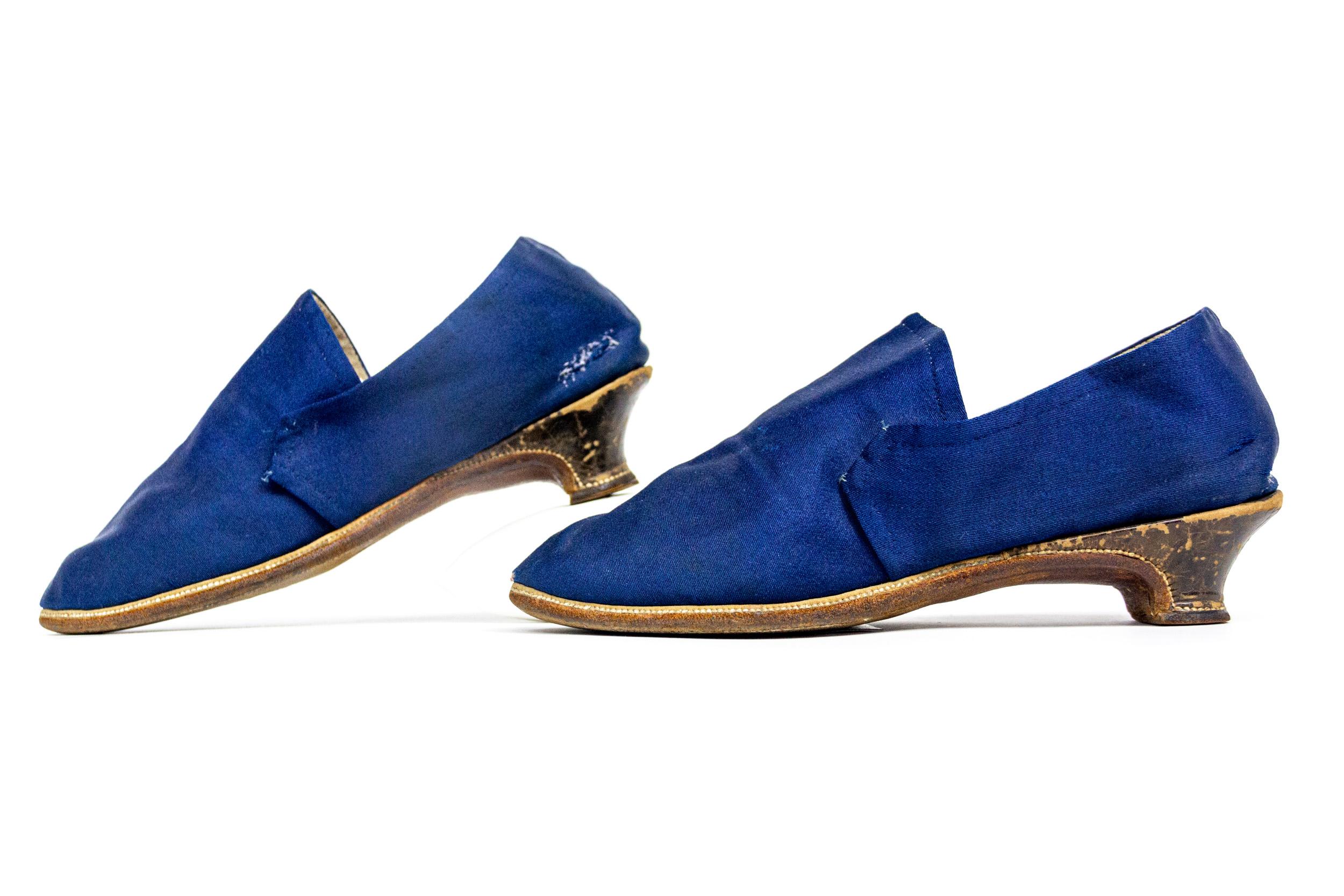 Circa 1775/1785
France

Rare pair of Collectible and Simplicity shoes for lady dating from the French Louis XVI period. Wool and silk twill Bleu de France having kept its luster. High tab vamp and small coil heel in brown glossy leather (scratches).