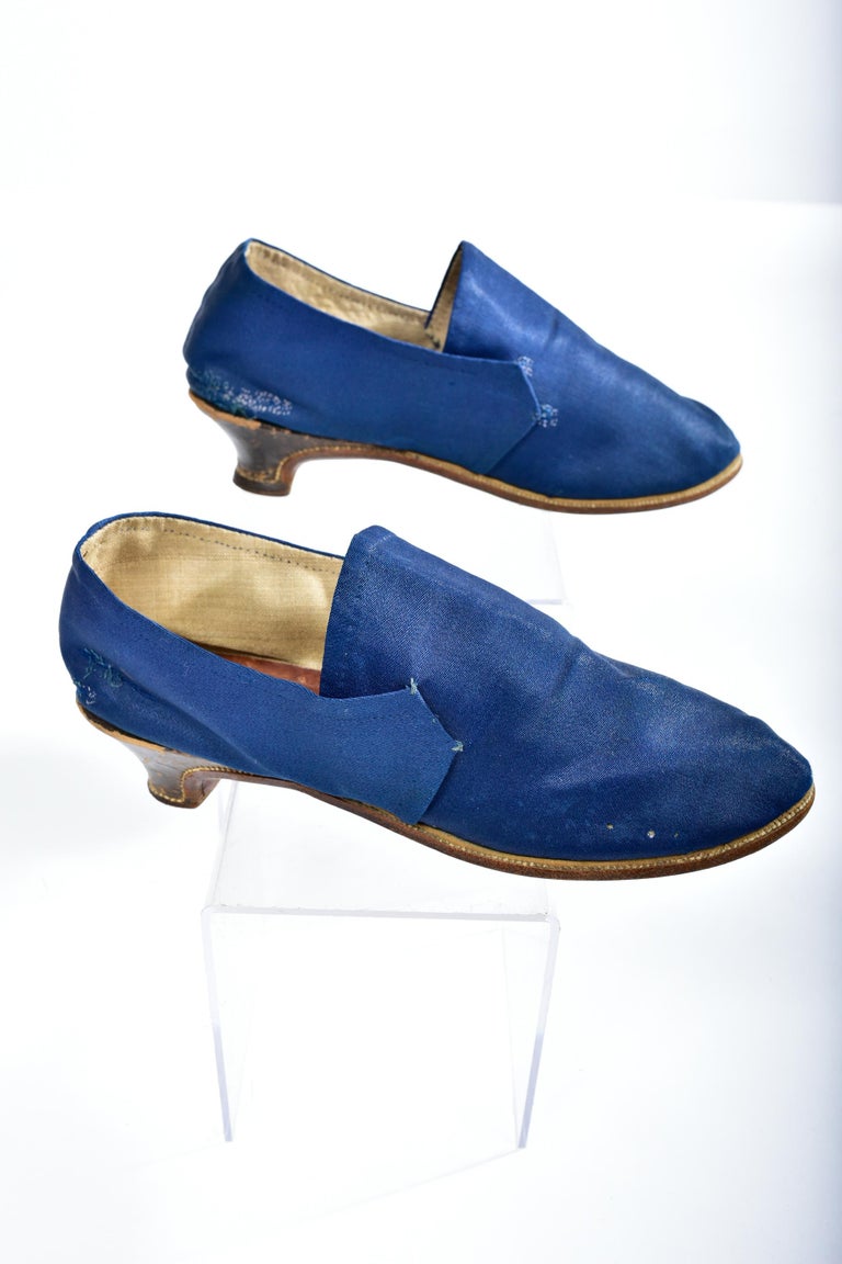 Paire de chaussures anciennes en sergé de laine émaillée Bleu de France - Louis  XVI vers 1780 En vente sur 1stDibs