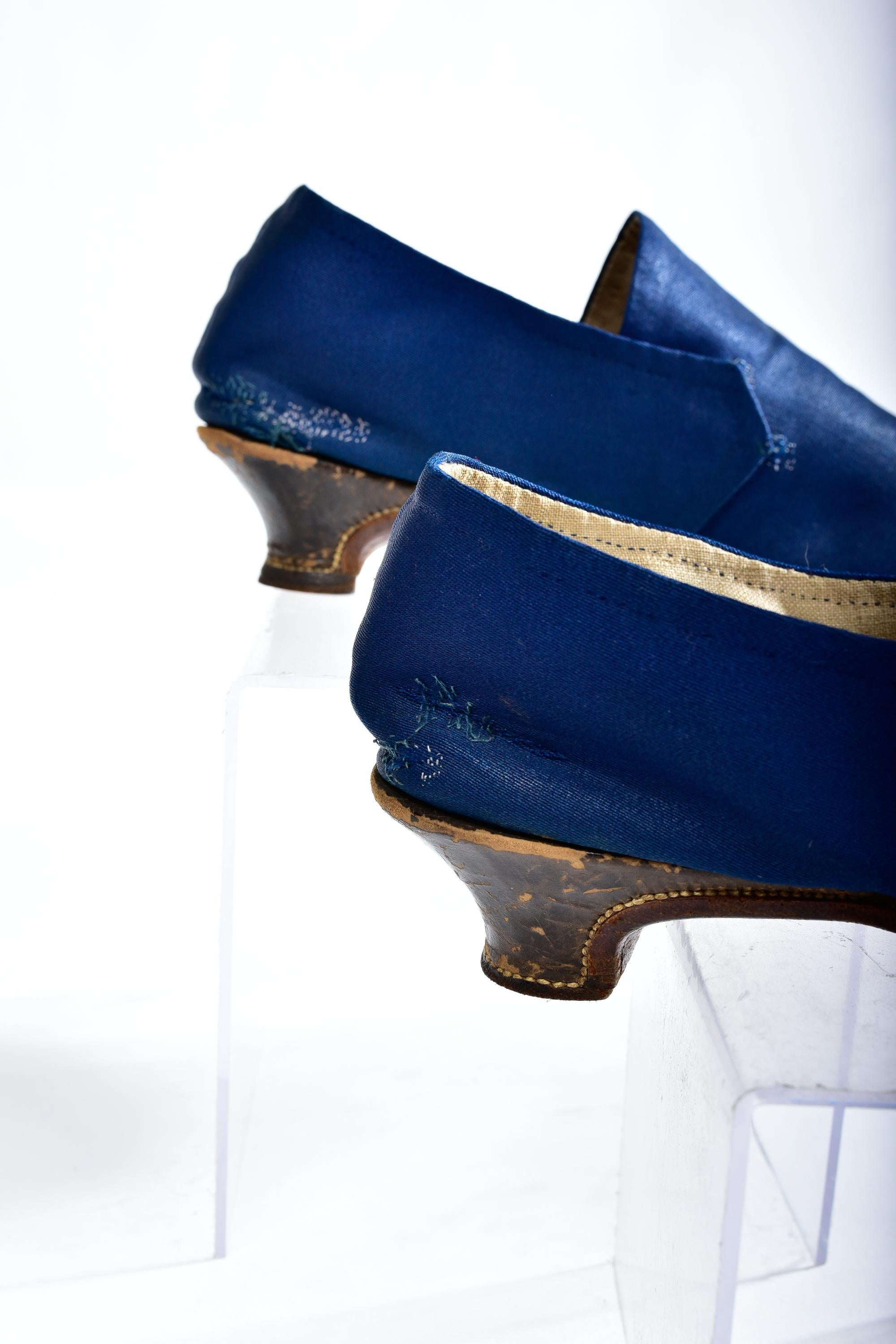 Antique Pair of shoes in glazed wool twill Bleu de France - Louis XVI Circa 1780 In Good Condition For Sale In Toulon, FR