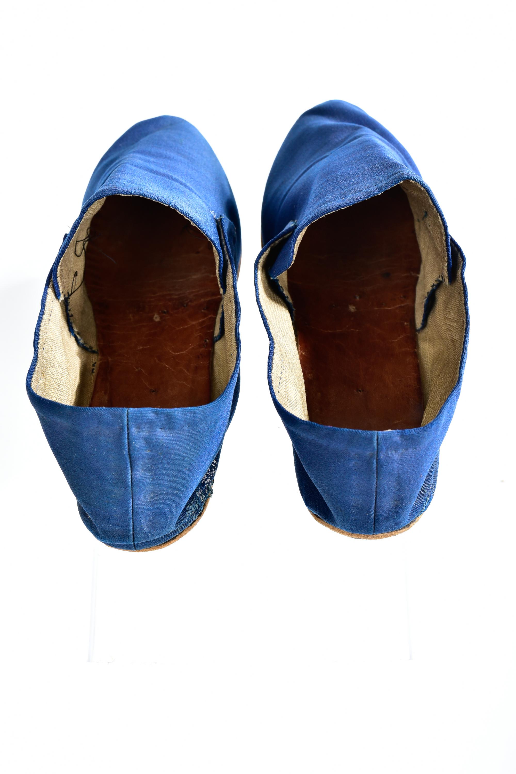 Paire de chaussures anciennes en sergé de laine émaillée Bleu de France - Louis XVI vers 1780 Bon état - En vente à Toulon, FR