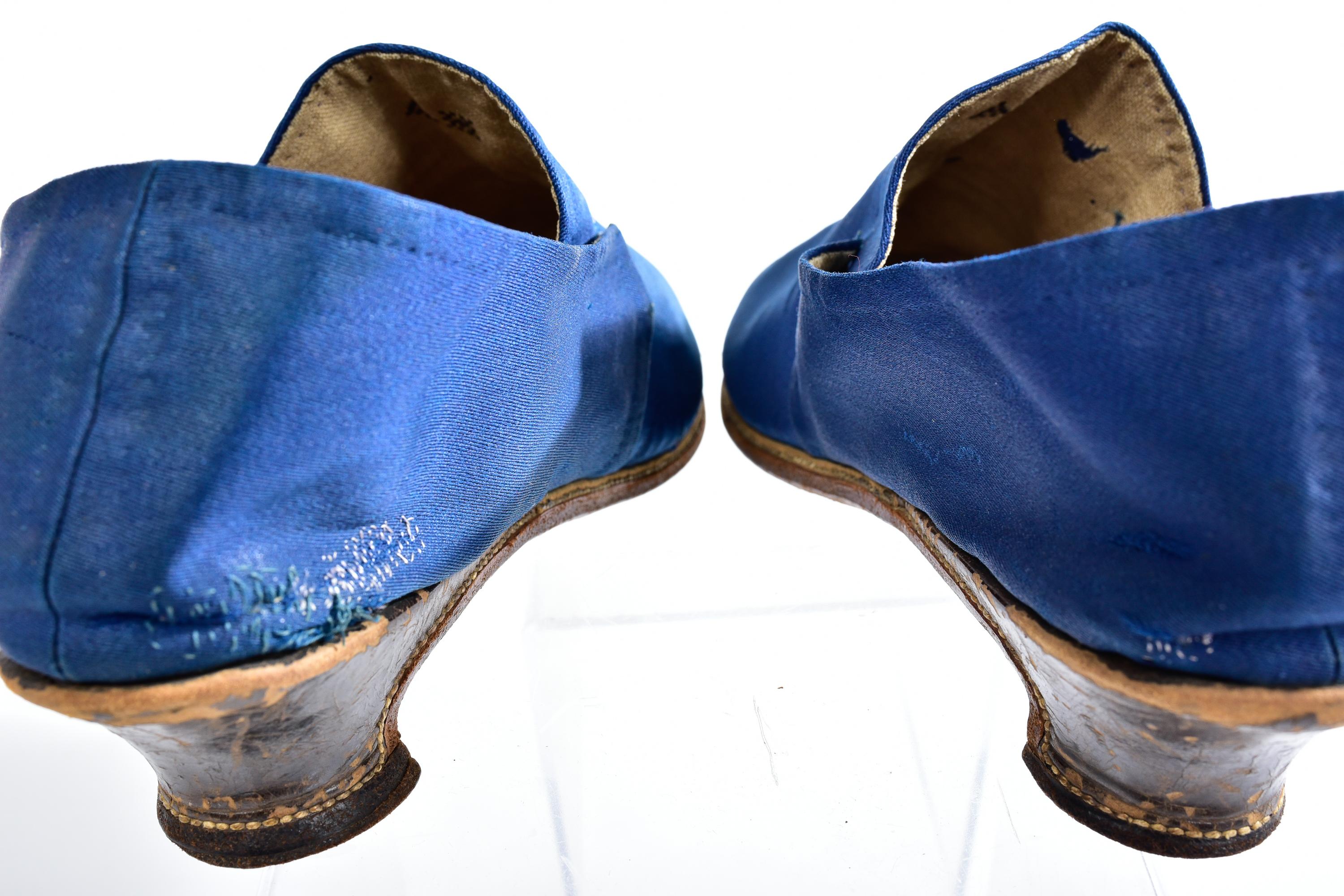 Antique Pair of shoes in glazed wool twill Bleu de France - Louis XVI Circa 1780 For Sale 3