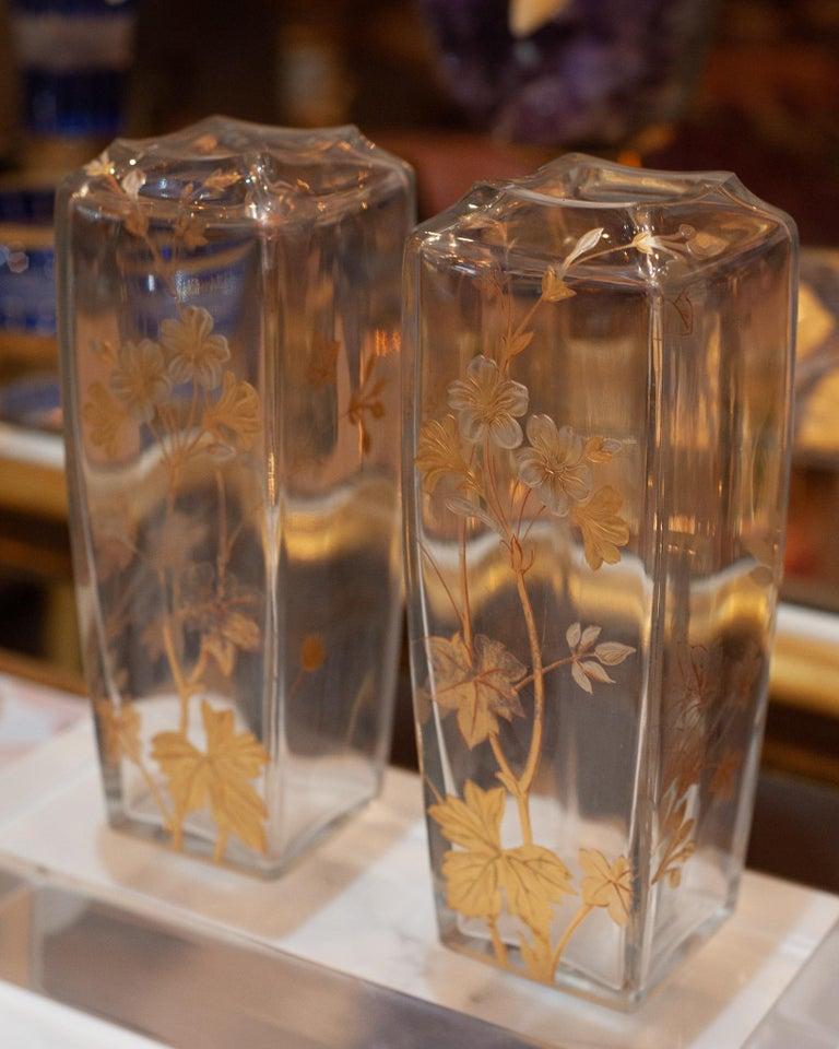 Français Ancienne paire de vases à fleurs dorés signés Baccarat en vente