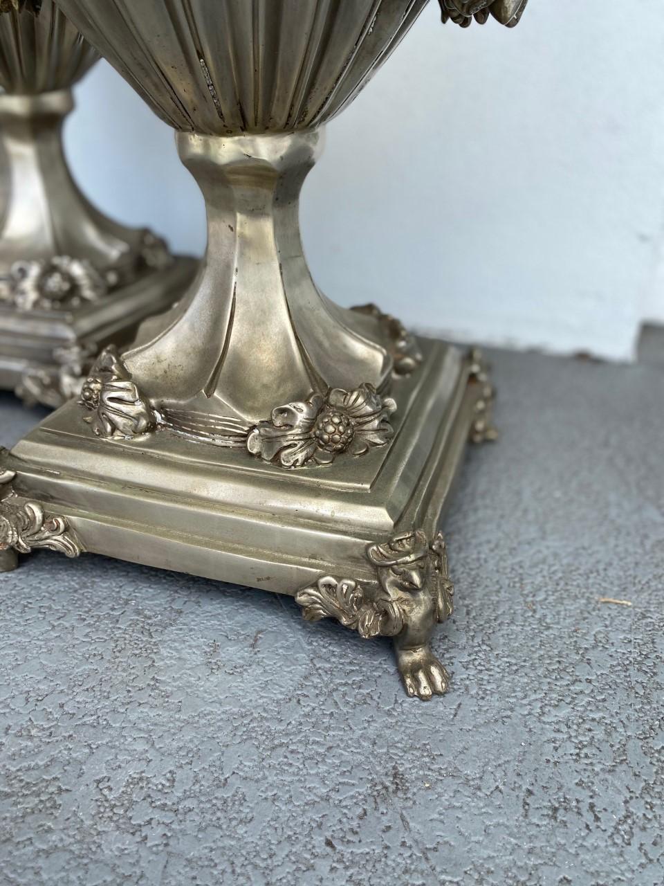 Calco Antica coppia di urne in bronzo immerse nell'argento in vendita