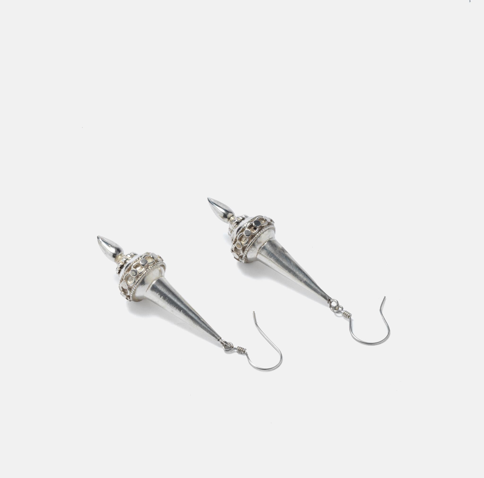 Antiquities pair of silver ear rings. late 19th c. Unisexe en vente