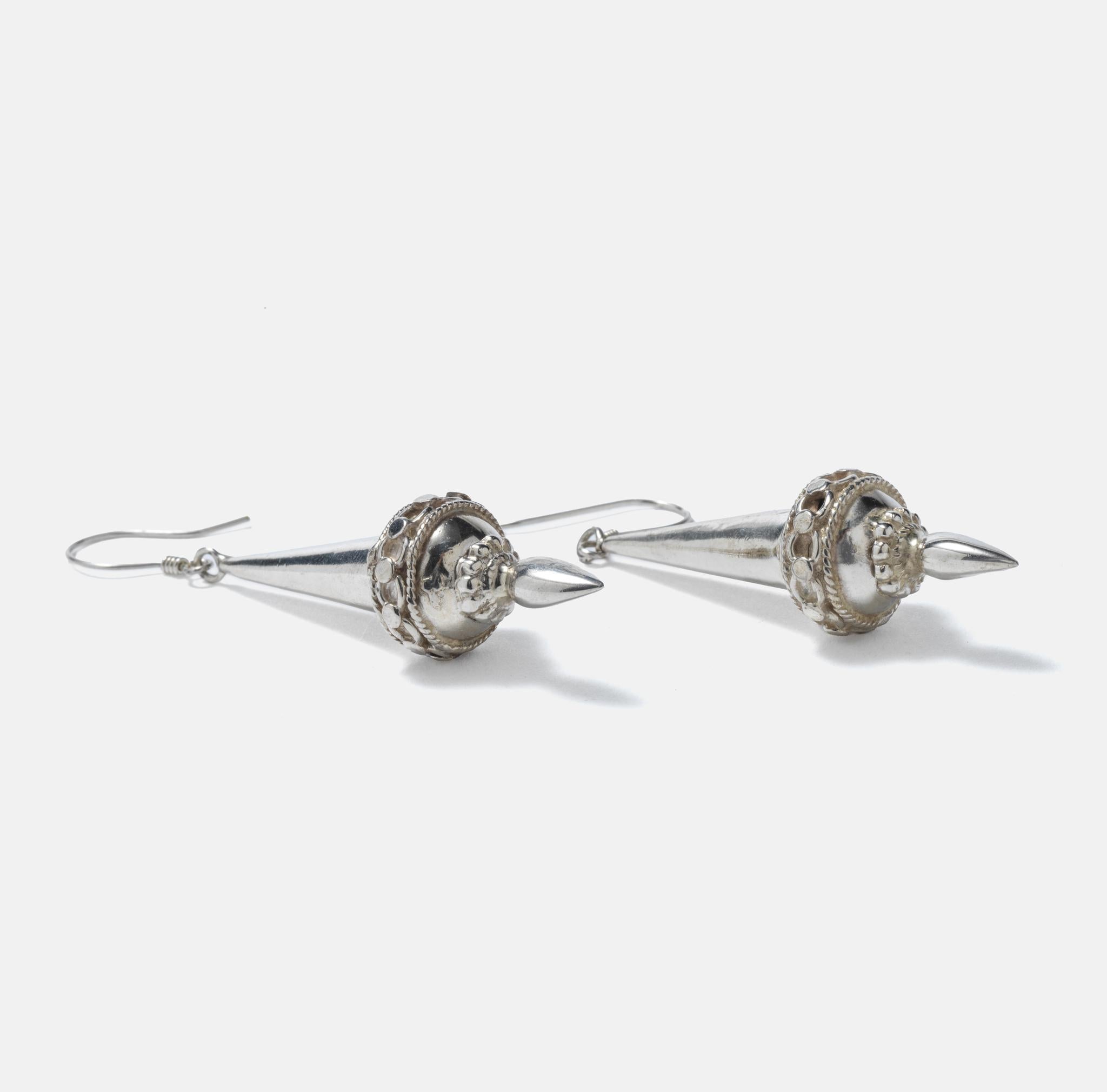 Antiquities pair of silver ear rings. late 19th c. en vente 1