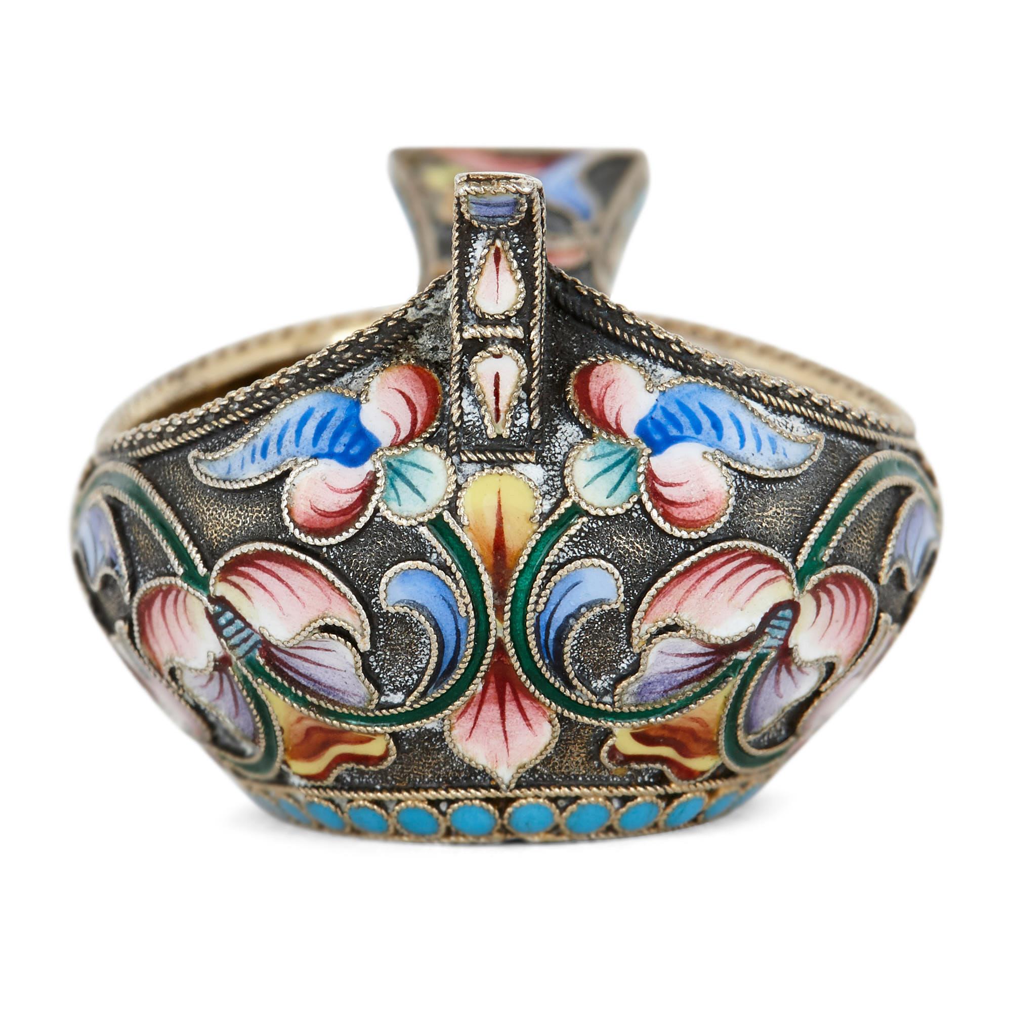 Antiguo par de kovshes de plata dorada y esmalte de Semenova en Bueno estado para la venta en London, GB