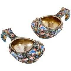 Antiguo par de kovshes de plata dorada y esmalte de Semenova