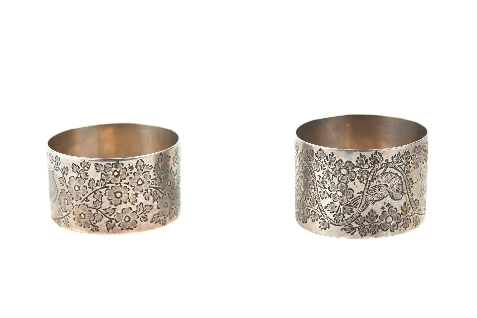 Antiguo par de servilleteros de plata grabados con un bonito diseño de pájaros y flores con monograma grabado en el anverso y grabado con la fecha 16 de noviembre de 1891 en el reverso.