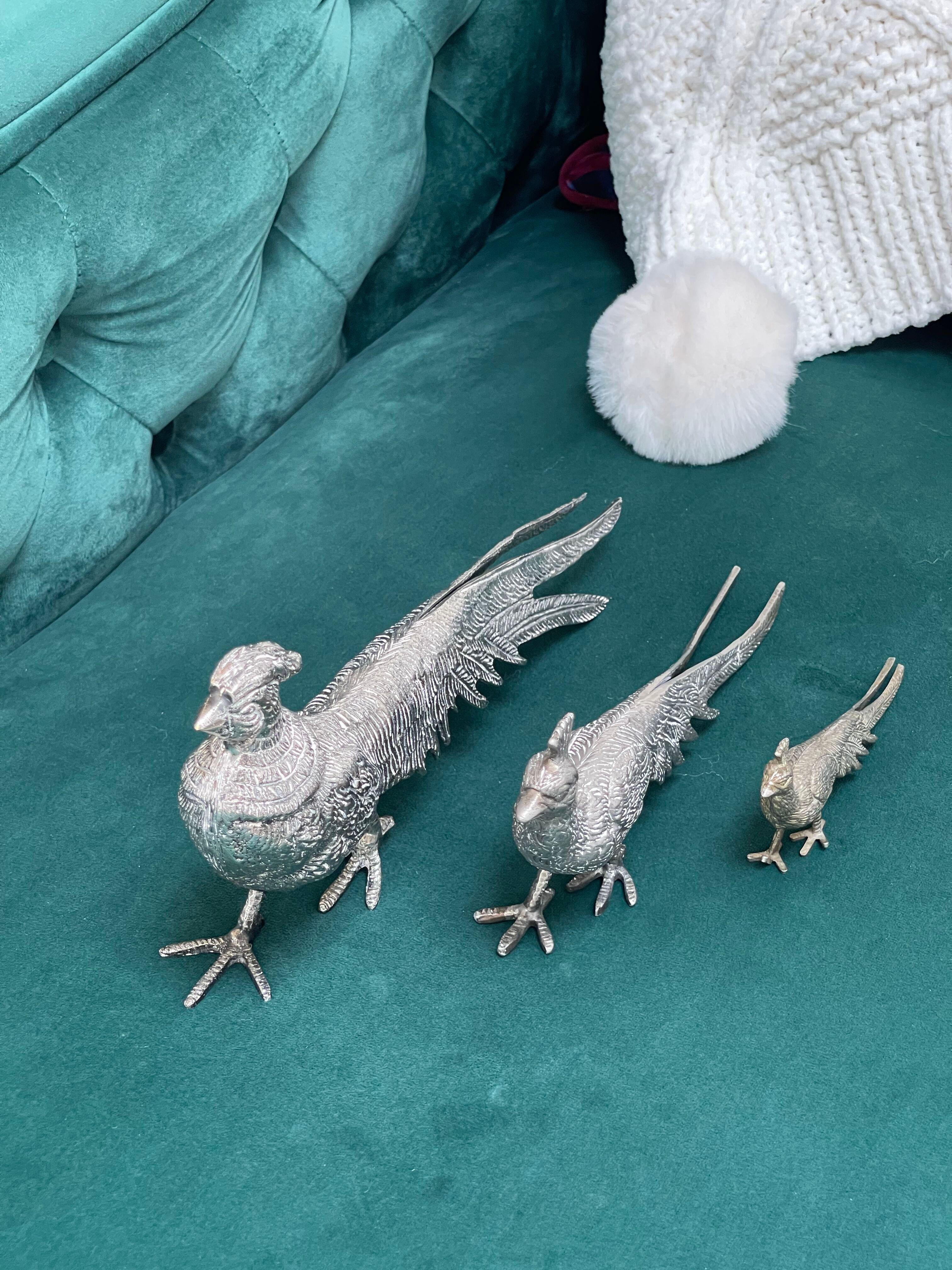 Paire de figurines de paon en argent plaqué style Hollywood Regency, Vintage Luxe 32cm
Une paire frappante de sculptures de paons plaquées argent, magistralement fabriquées à la main dans le style classique Hollywood Regency, apportant une élégance