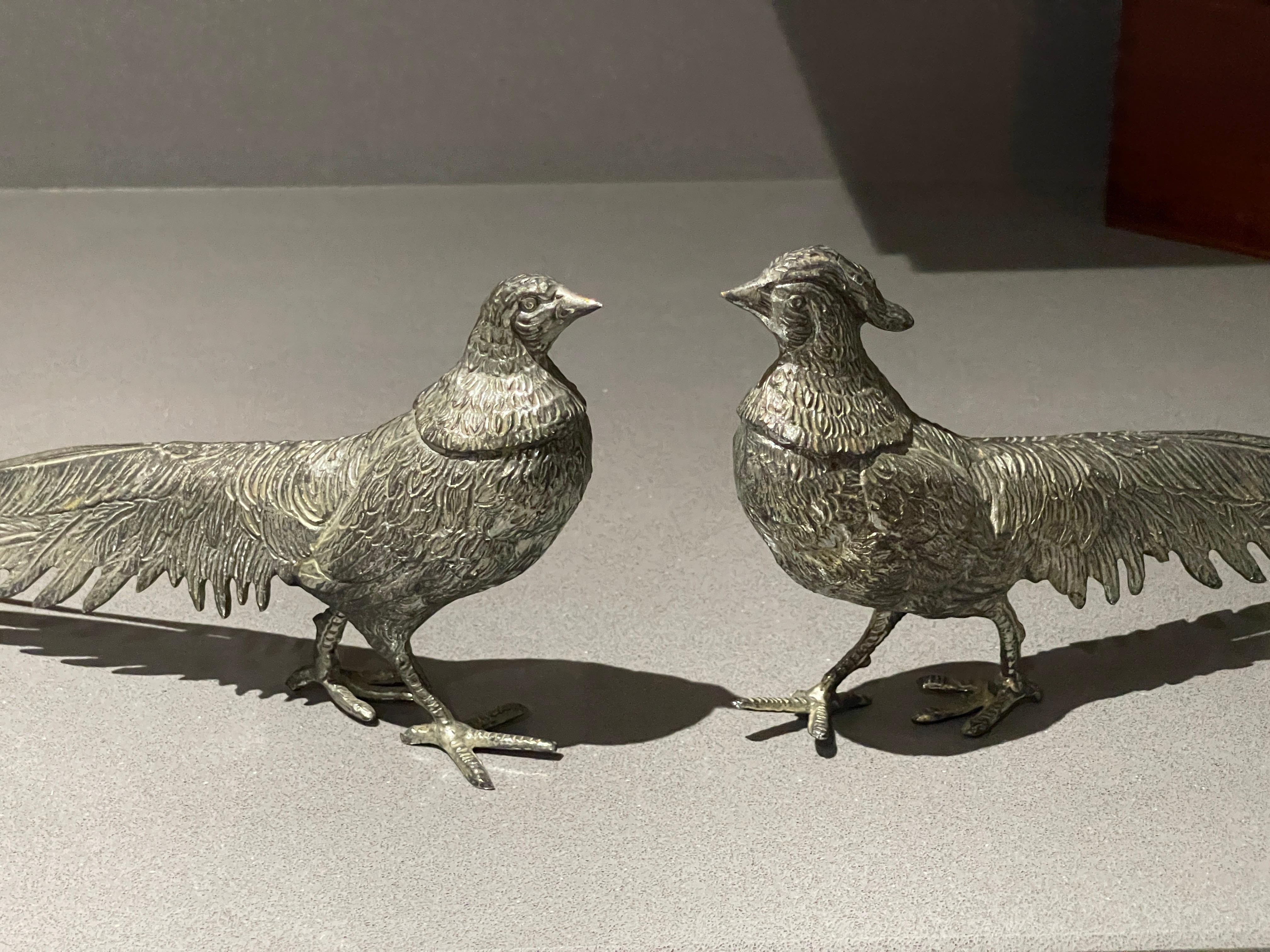 Sculpté Paire de supports de paons en argent, objets de décoration pour la maison en vente