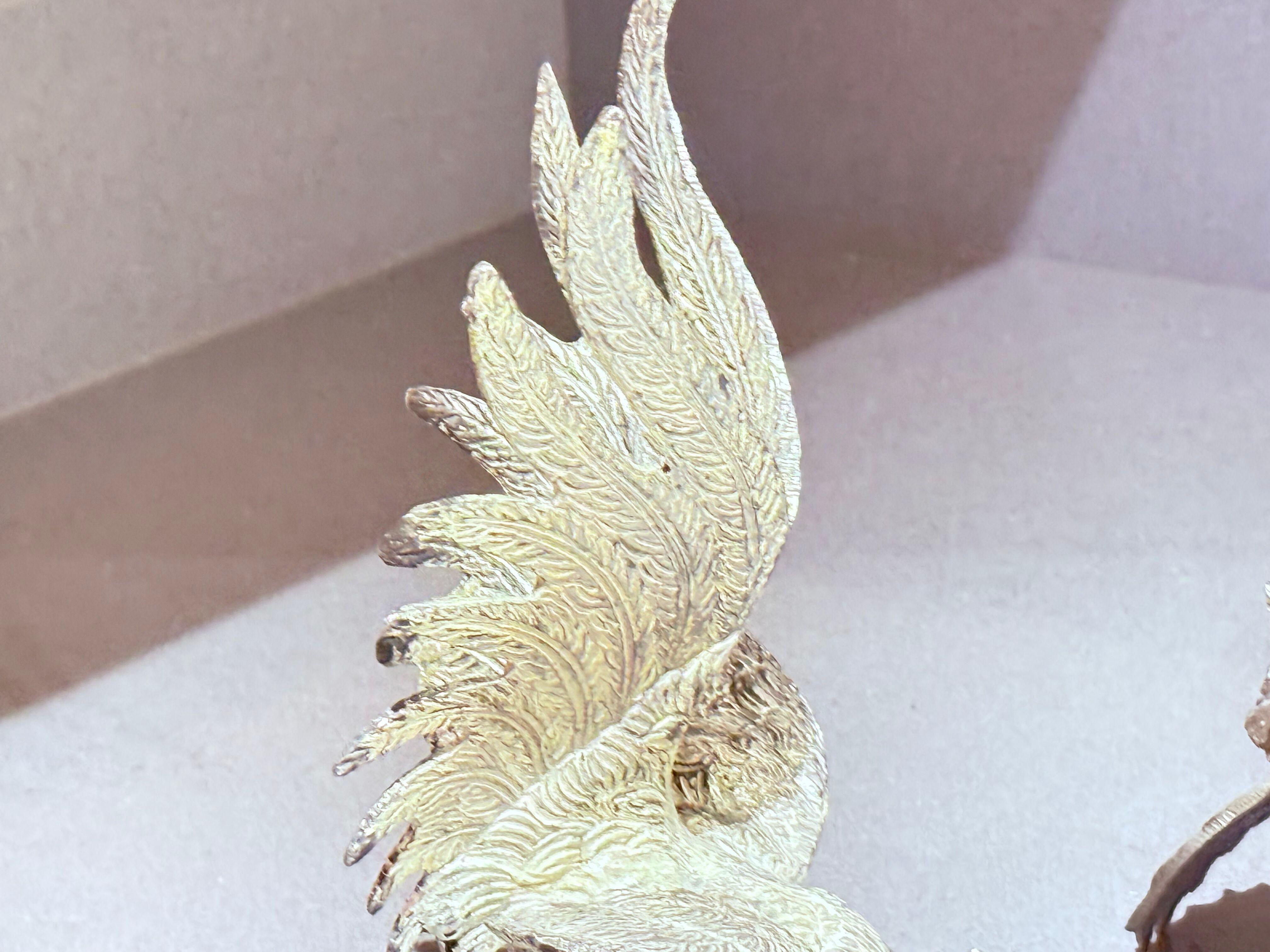 Coppia di galli da combattimento vintage in metallo argentato Sculture decorative di medie dimensioni
Dona un movimento drammatico e un'eleganza scultorea ai tuoi interni con questa straordinaria coppia di galli vintage in metallo argentato,