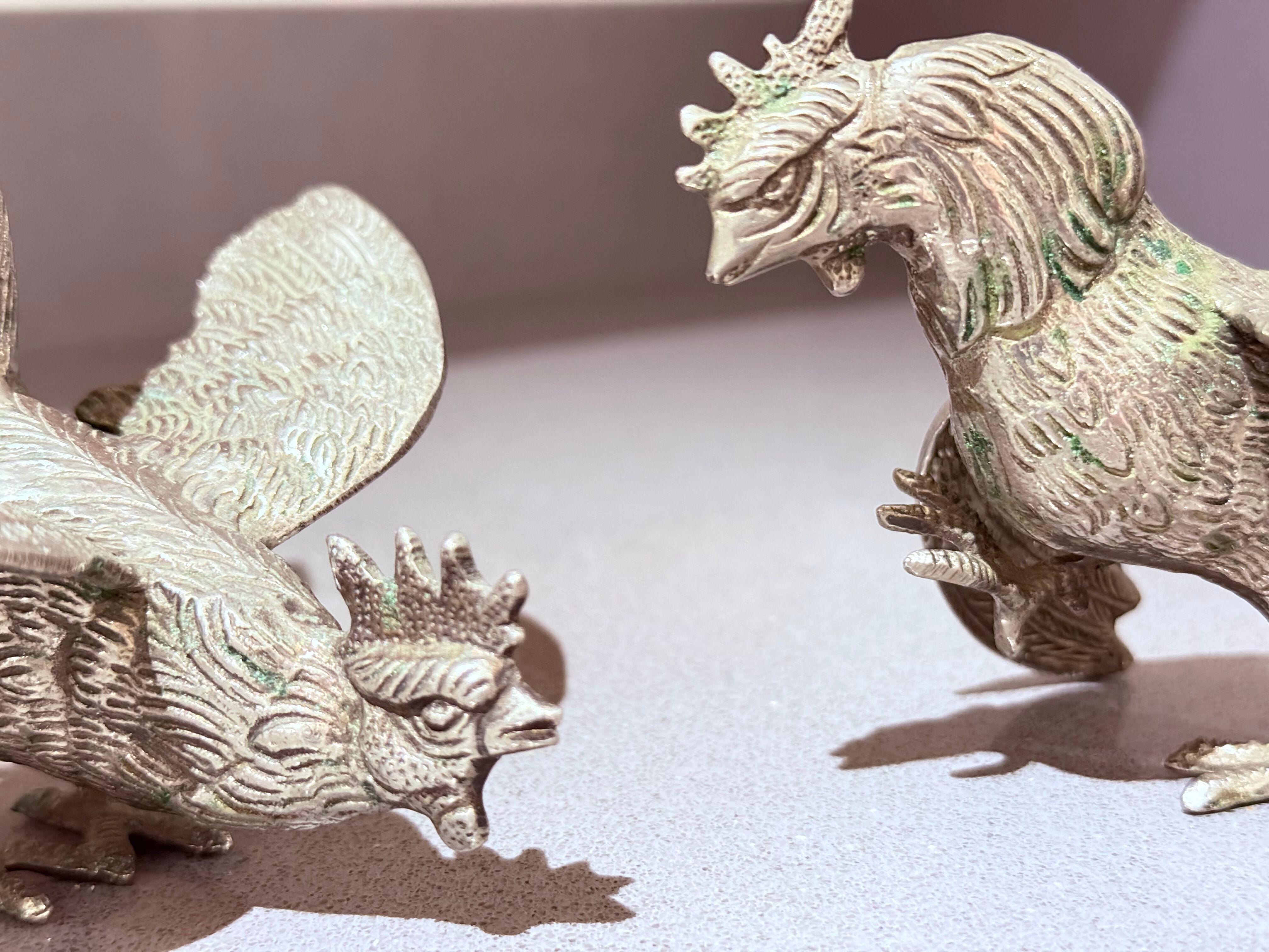 Hollywood Regency Antica coppia di galli d'argento da appoggio, decorazione per la casa, figura animale in vendita