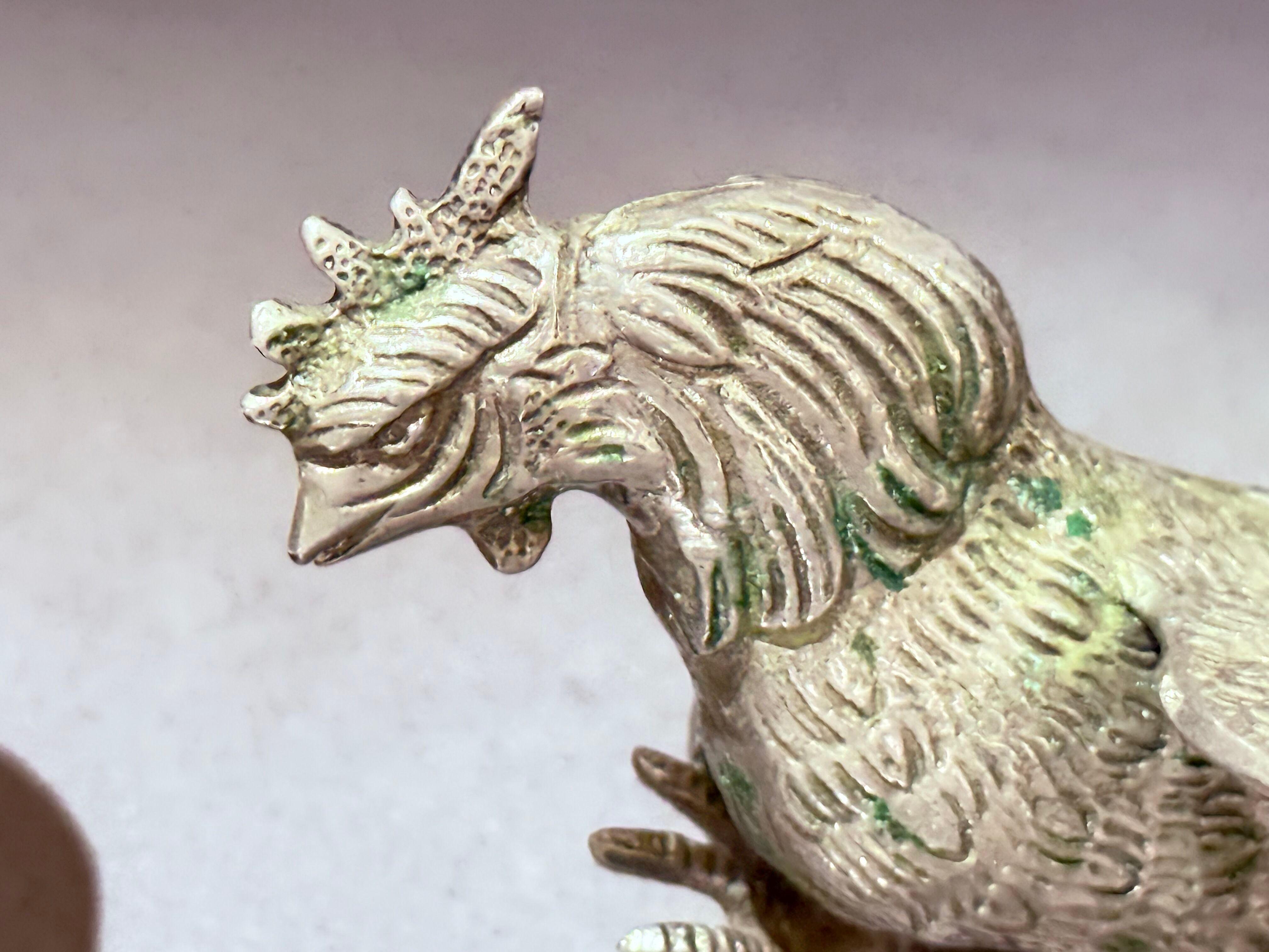 Italiano Antica coppia di galli d'argento da appoggio, decorazione per la casa, figura animale in vendita