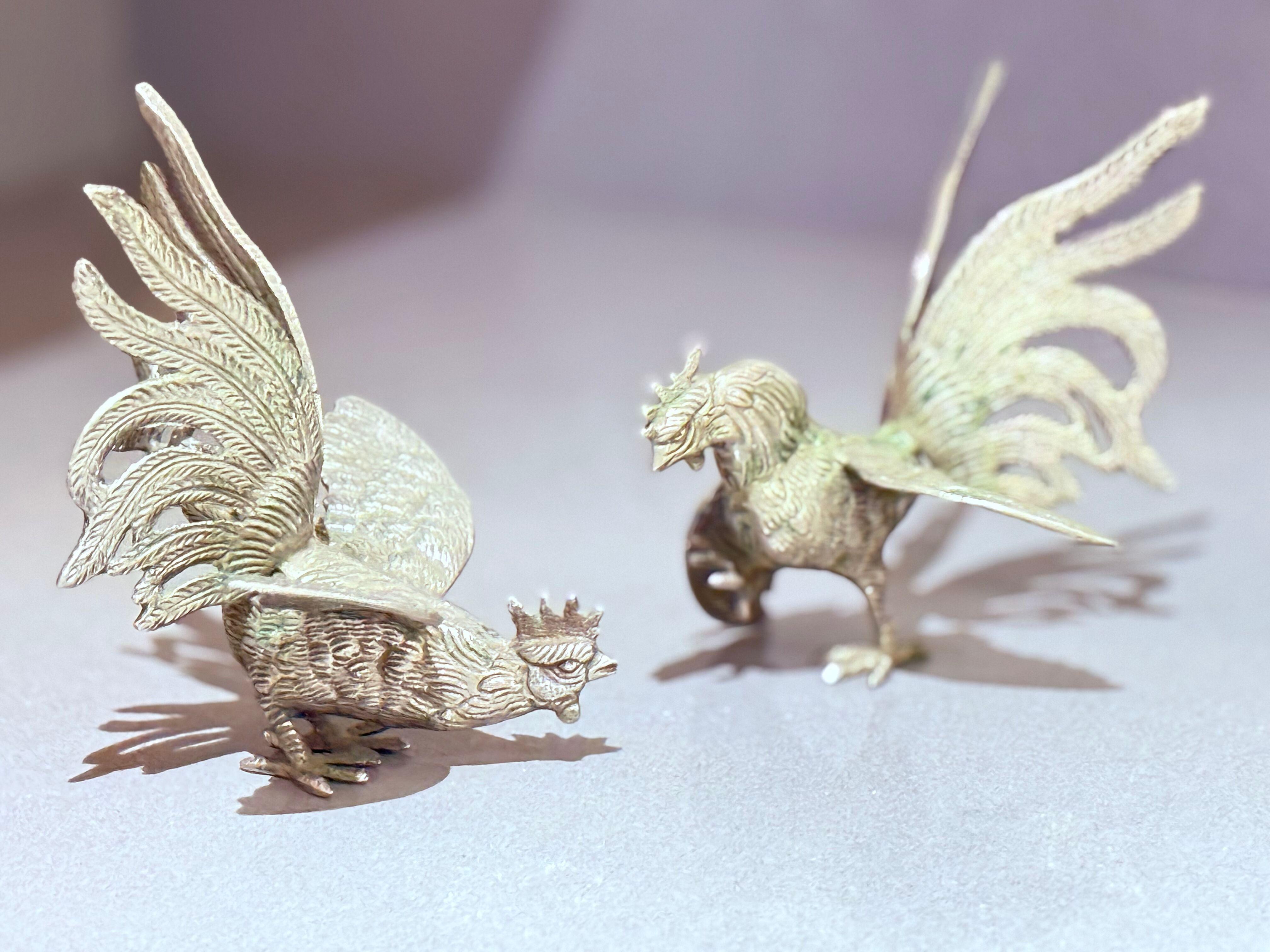 Antica coppia di galli d'argento da appoggio, decorazione per la casa, figura animale In condizioni ottime in vendita a Wembley, GB