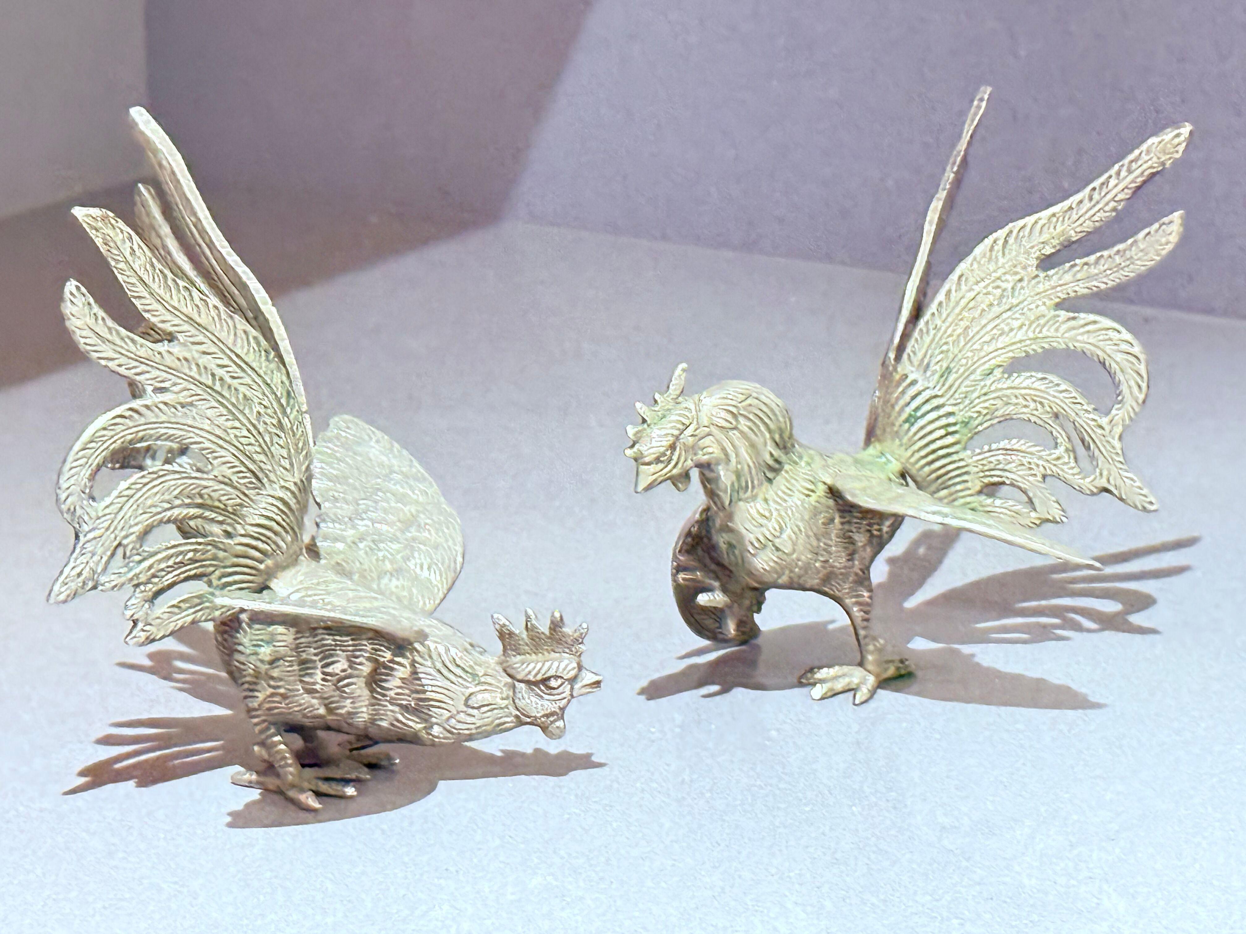 Metà XX secolo Antica coppia di galli d'argento da appoggio, decorazione per la casa, figura animale in vendita