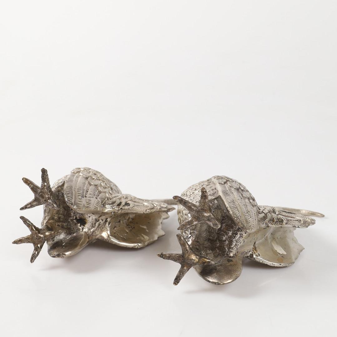 Pareja de pájaros creados artísticamente para decorar la mesa, gallos plateados, ideales para una mesa de centro o sujetalibros. ¡Estas figuras son esculturas Art Déco! Cada uno de ellos es único, con posiciones y características físicas ligeramente