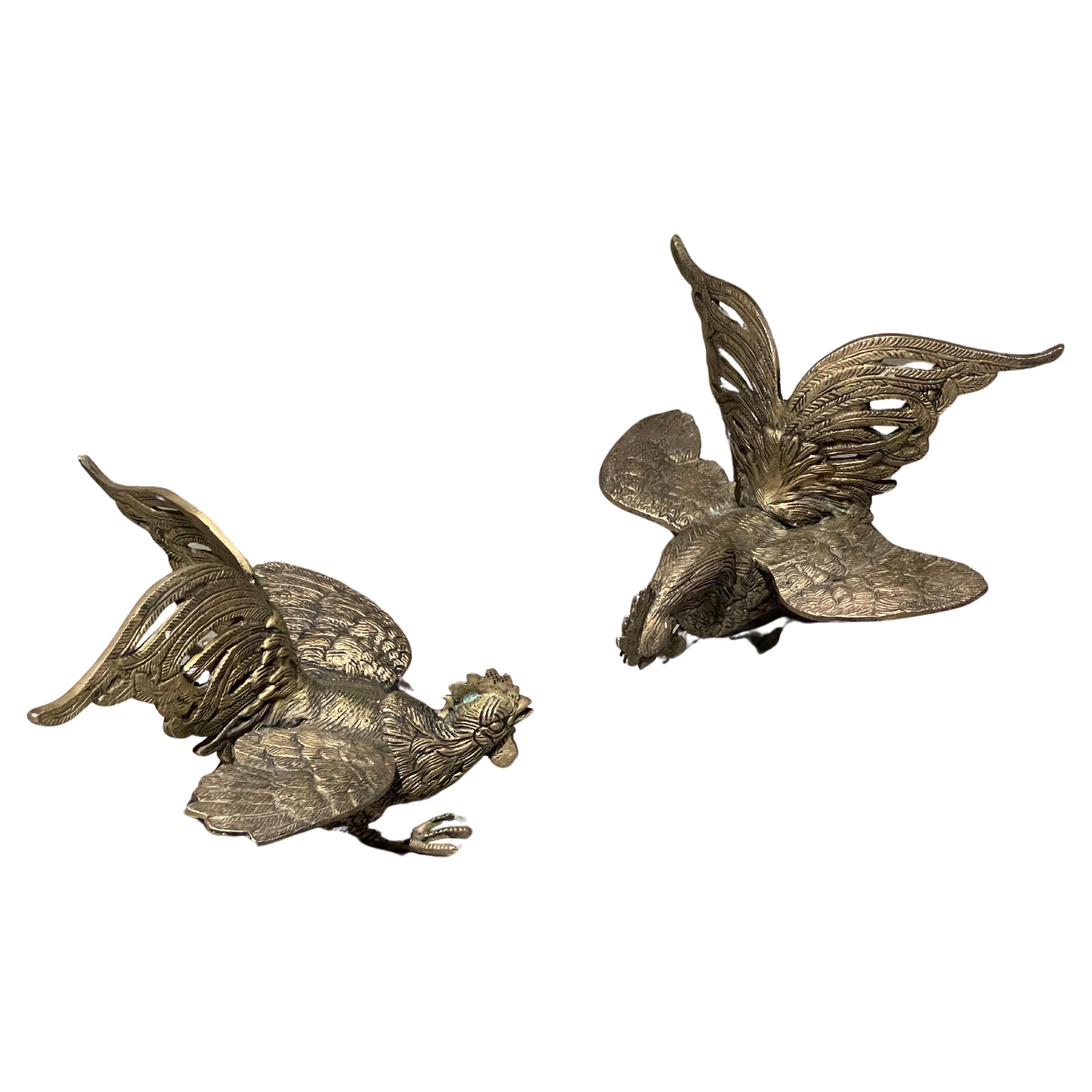 Une paire d'oiseaux artistiquement créés pour la décoration de table, coqs plaqués argent - idéal pour une table basse ou serre-livres. Ces figurines sont de style classique 