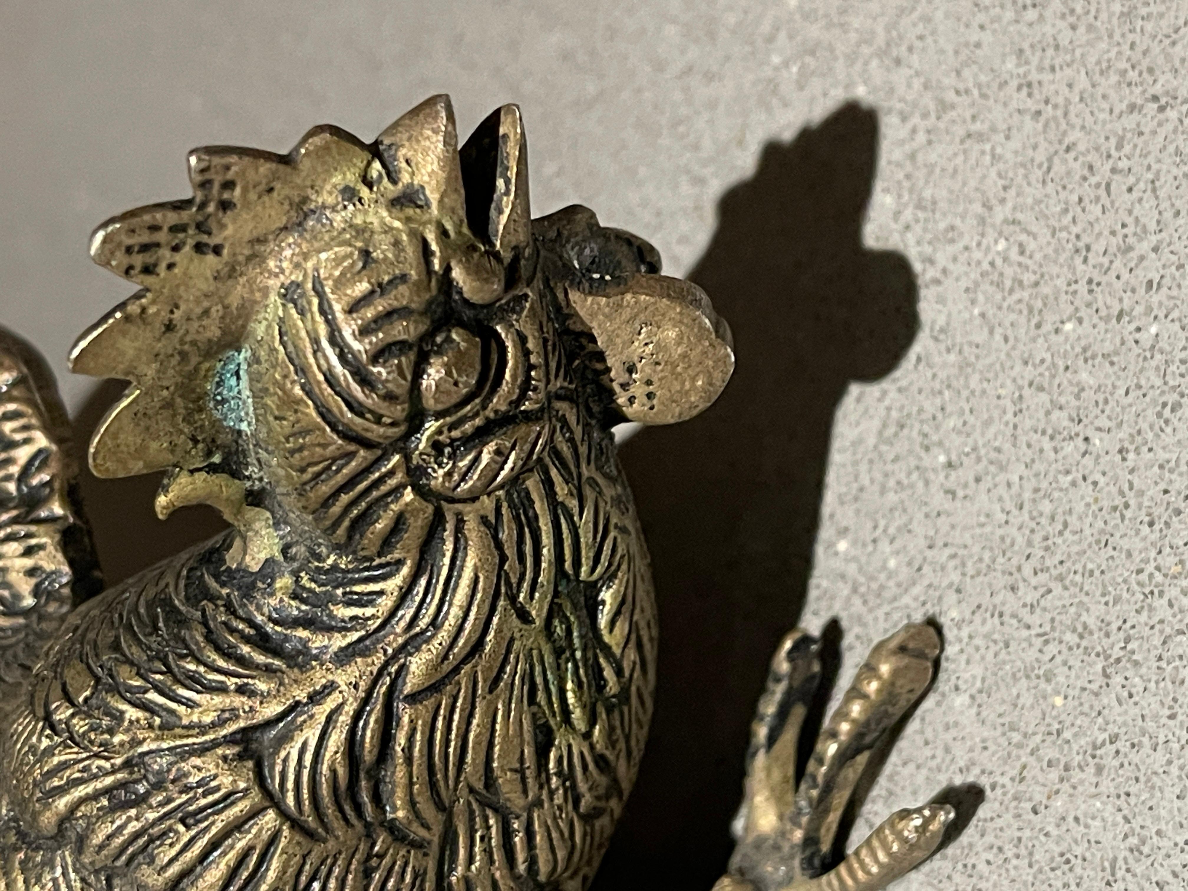 Effet bronze Ancienne paire de stands en argent pour coqs, objets de décoration dorés pour la maison en vente