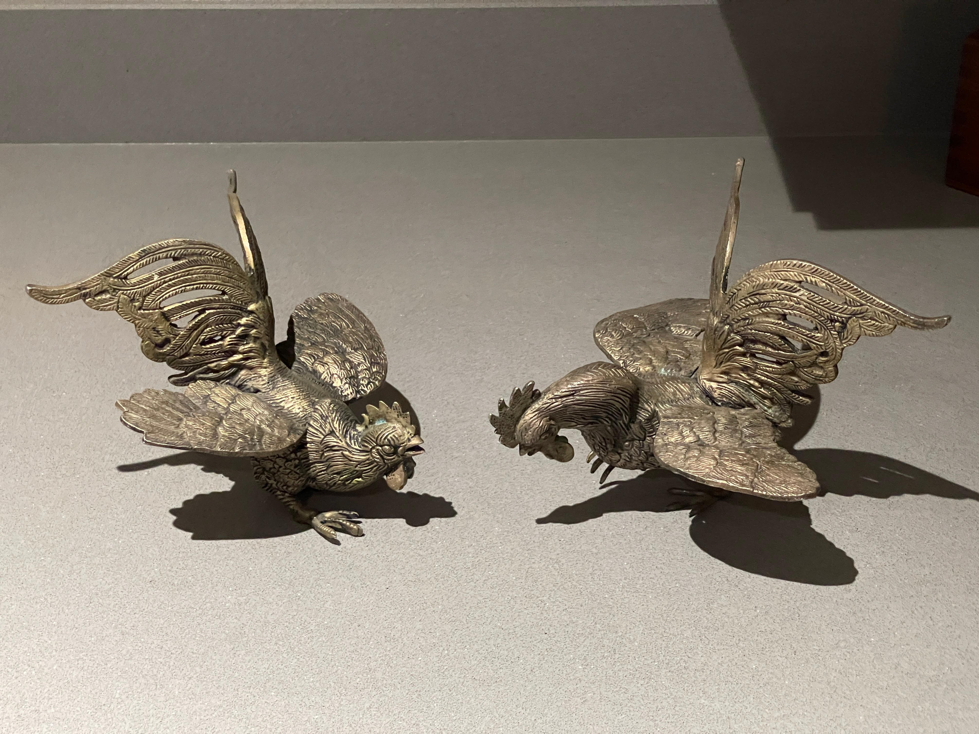Métal Ancienne paire de stands en argent pour coqs, objets de décoration dorés pour la maison en vente