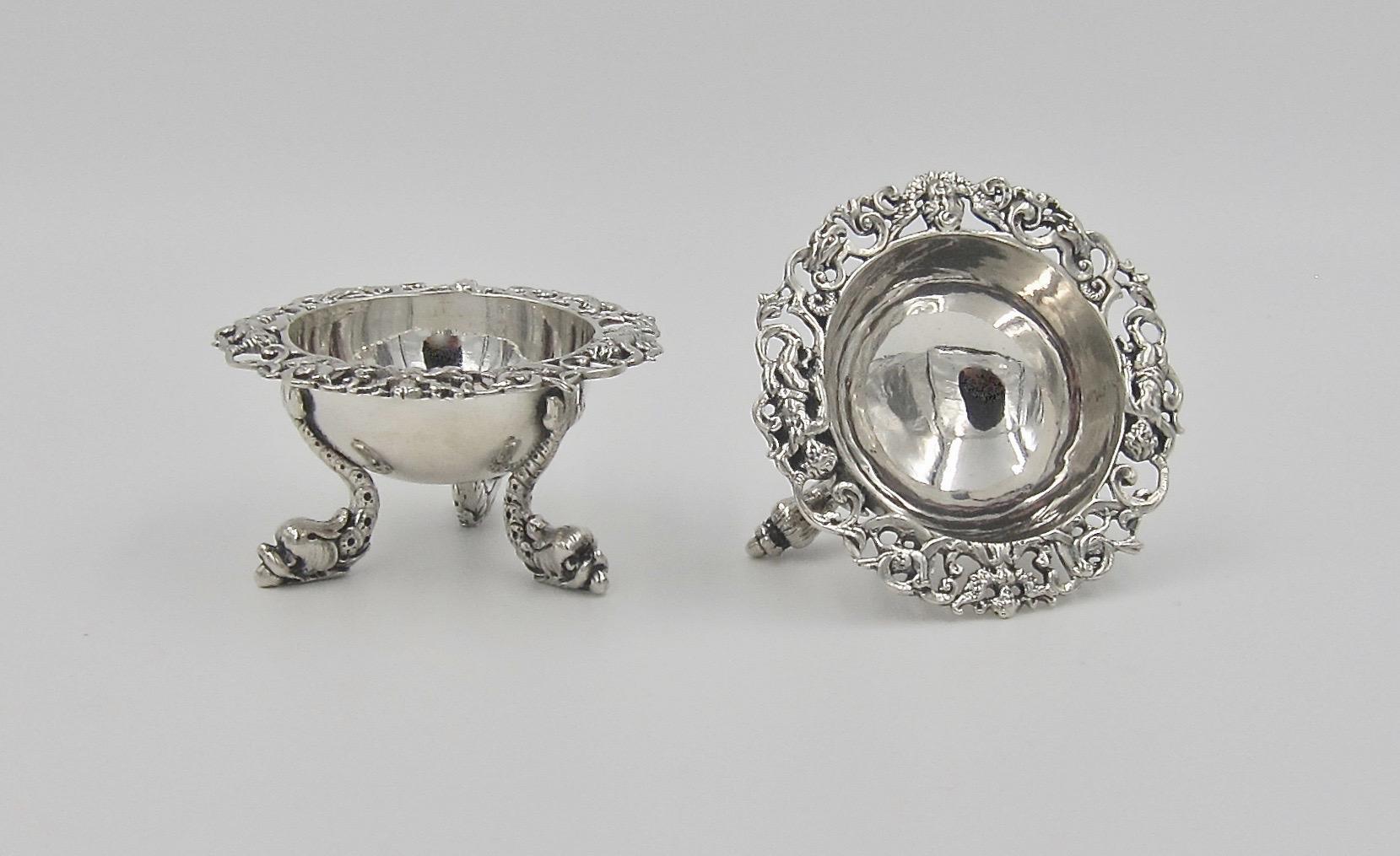 Antique Pair of Silver Salt Cellars on Dolphin Feet In Good Condition In Los Angeles, CA