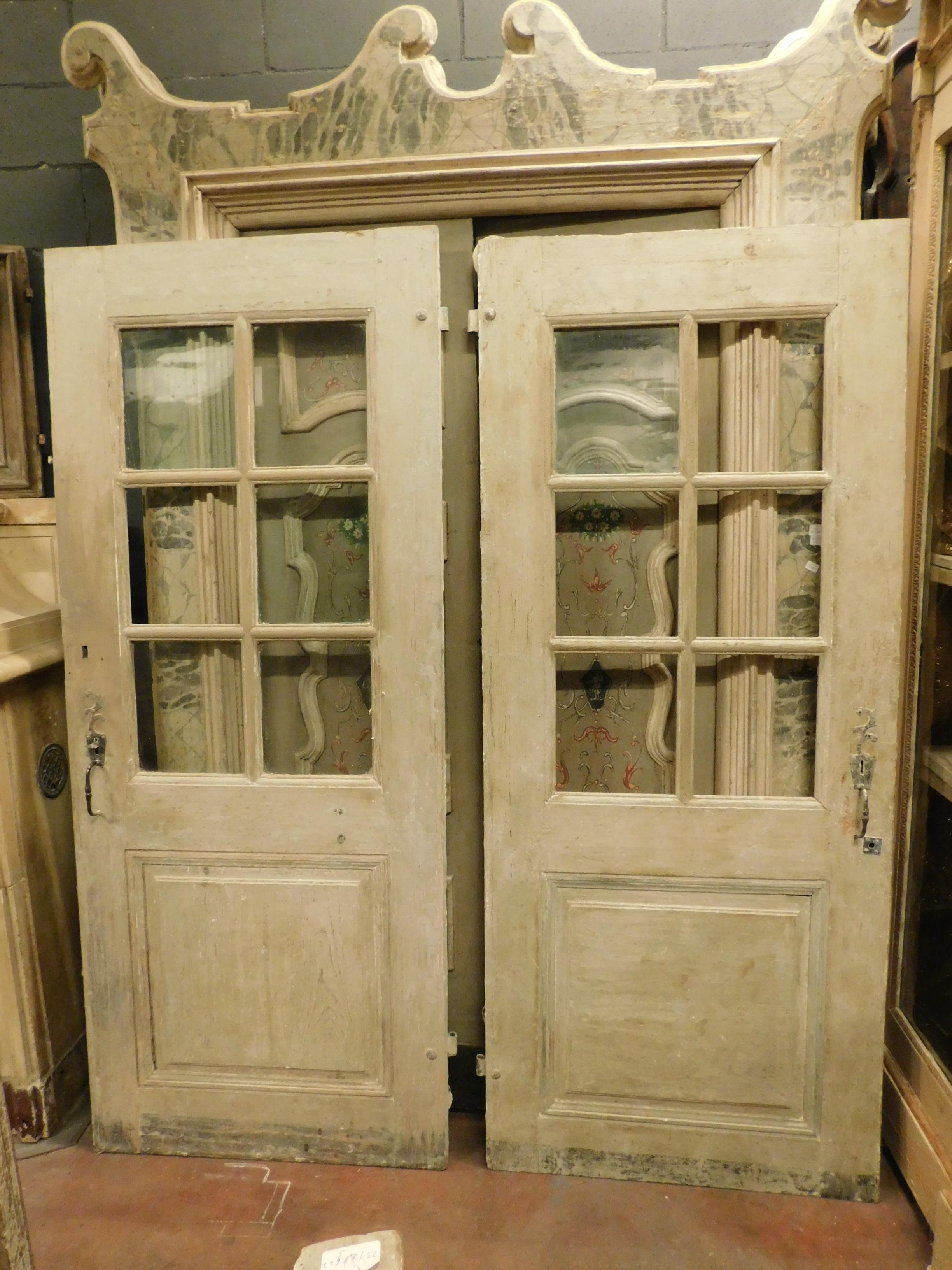 Antique pair of single green lacquered glass doors, 18th century Italy
in color from the first patina on the front and different on the back, some glass is missing therefore slightly to be restored but they retain original and very beautiful
